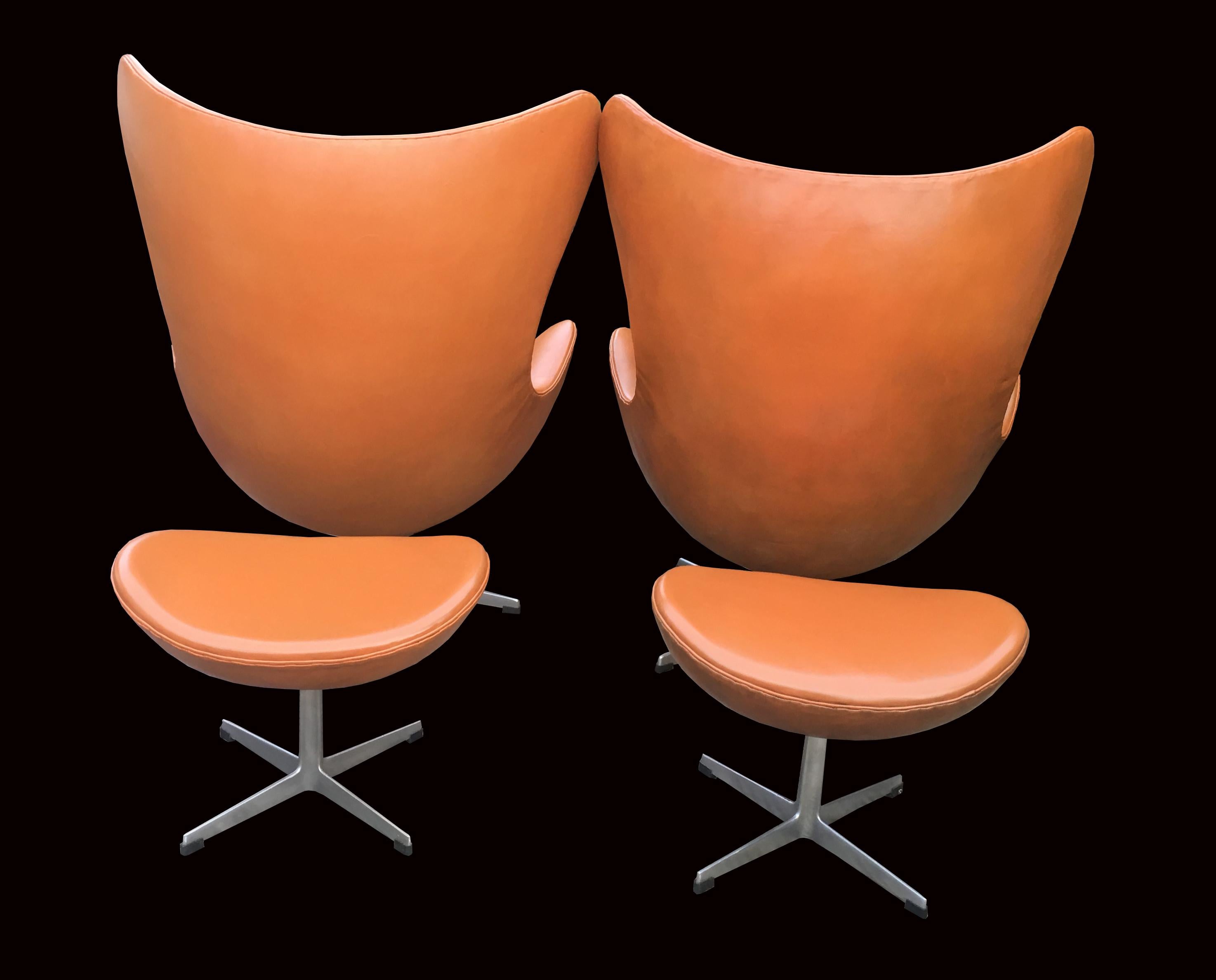 Aluminum Pair of Cognac Leather Egg Chairs and Ottomans by Arne Jacobsen for Fritz Hansen