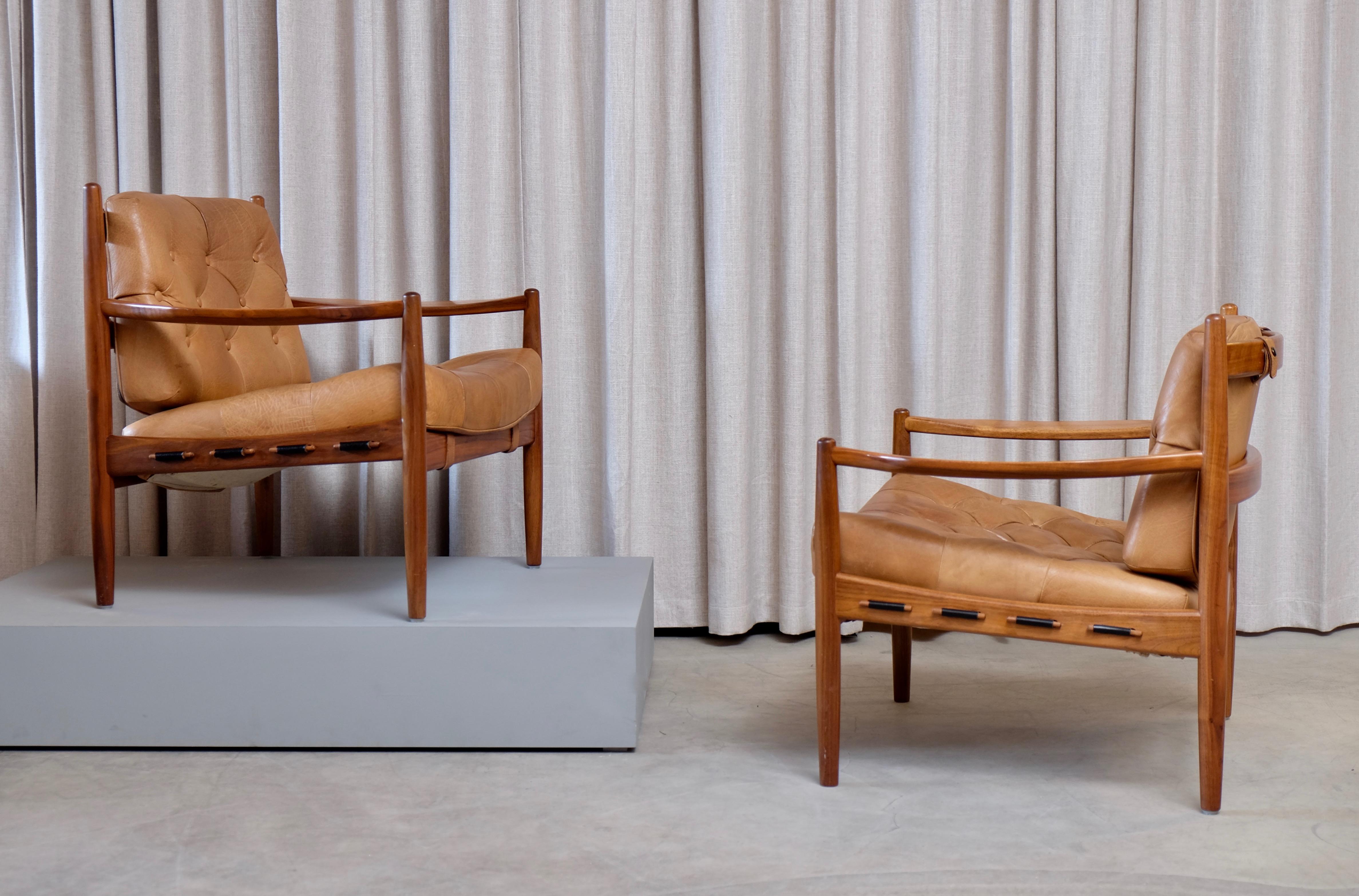 Pair of easy chair model Läckö designed by Ingemar Thillmark.
Original cognac brown leather.
Produced by OPE, Sweden, 1960s.
Good vintage condition, with signs of usage.
Global front door shipping, delivery within 7-14 days: €399.