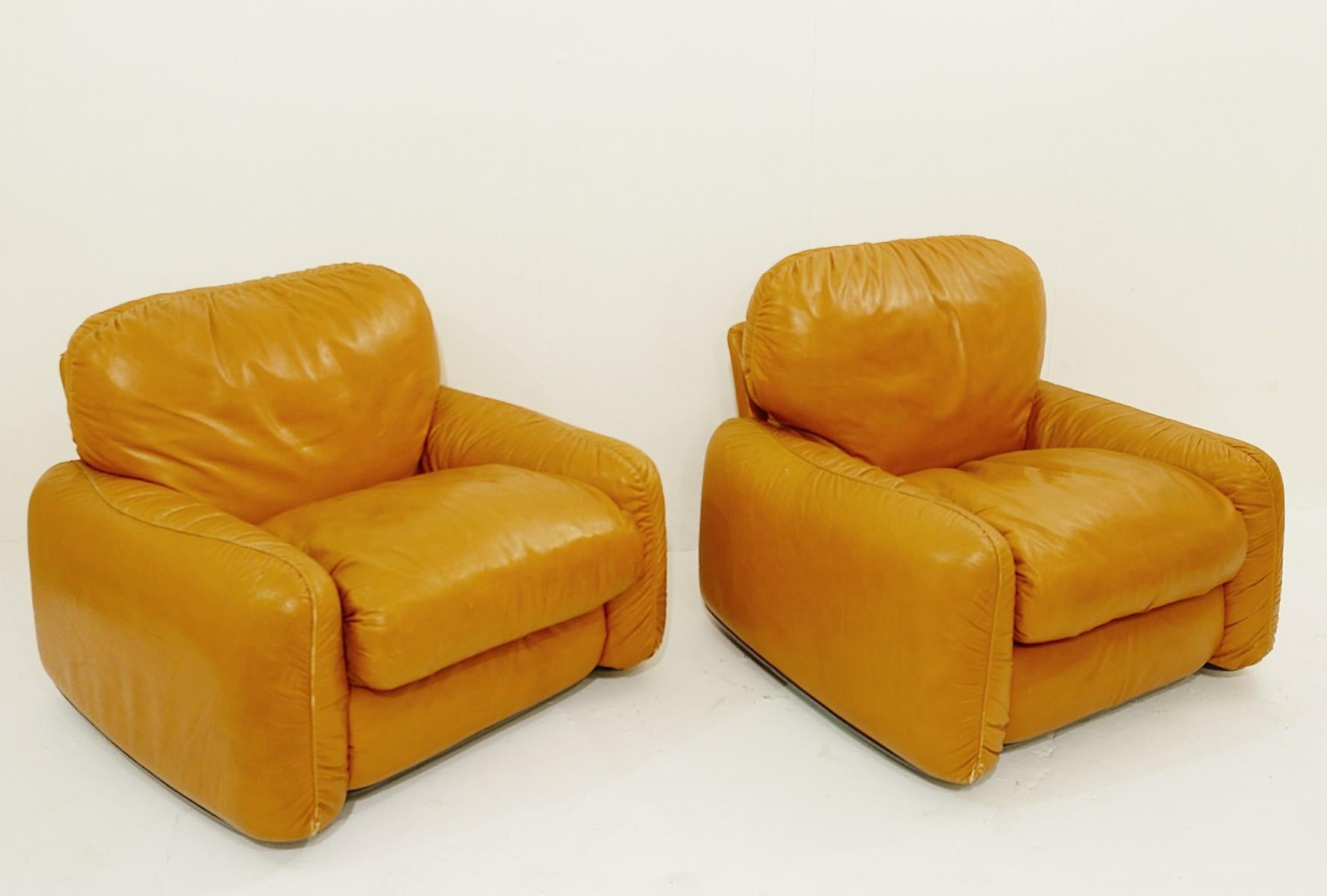 Mid-Century Modern Pair of Cognac Leather Lounge Chairs by Arrigo Arrigoni for Busnelli, 1970s