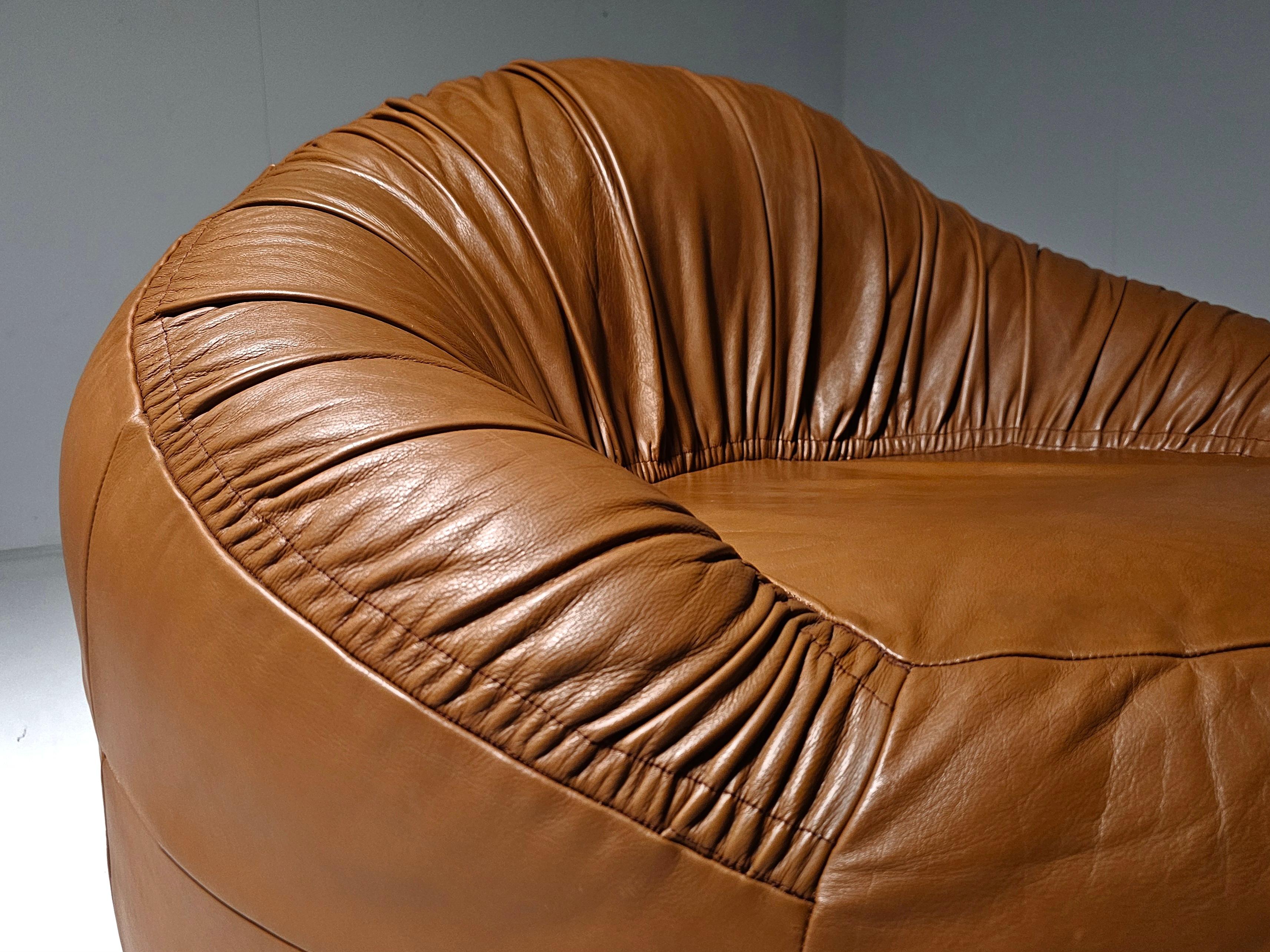 Paire de chaises Pangolin en cuir cognac par Greg et Roche Dry pour Egg Designs en vente 3
