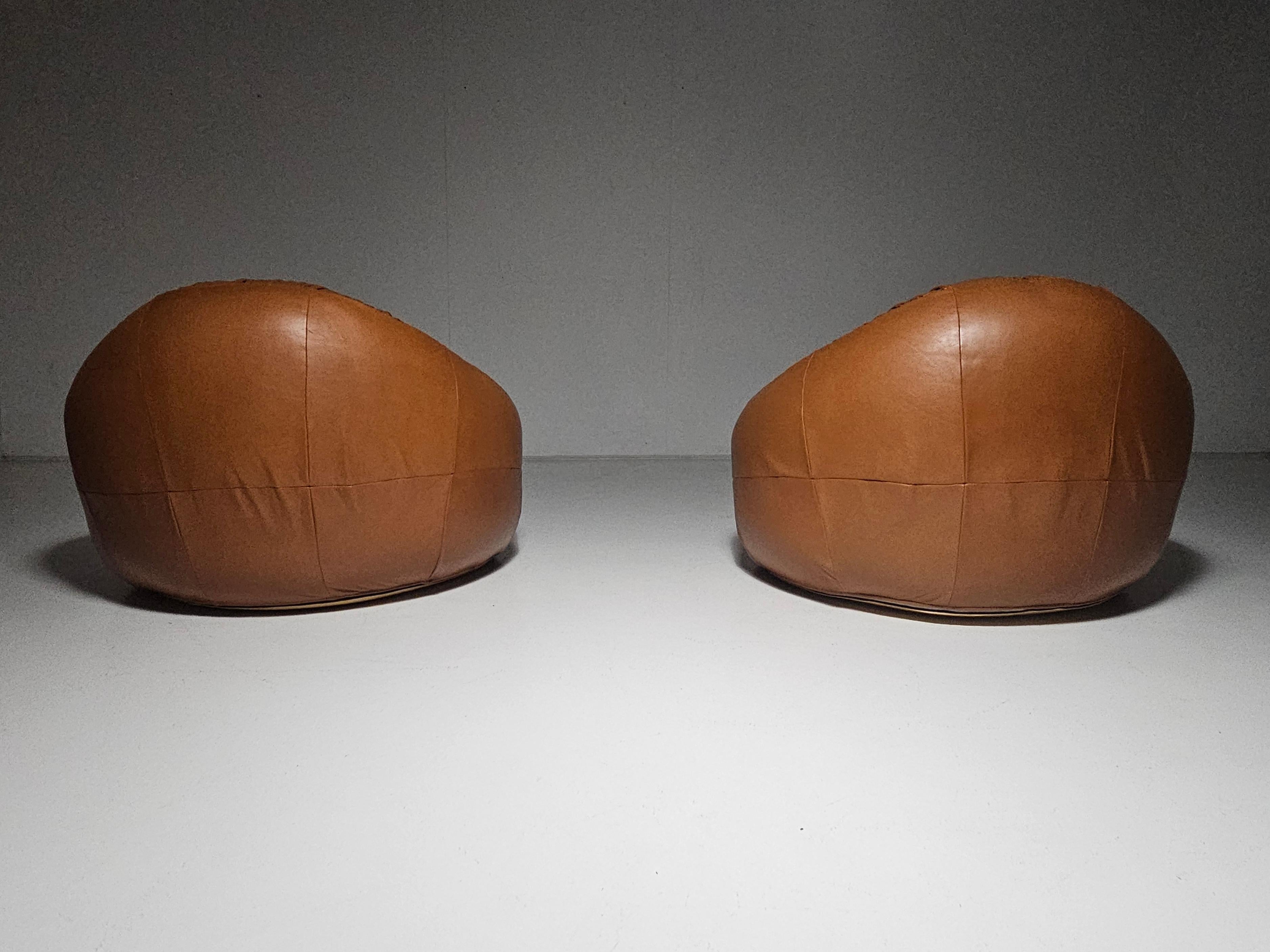 Paire de chaises Pangolin en cuir cognac par Greg et Roche Dry pour Egg Designs en vente 4