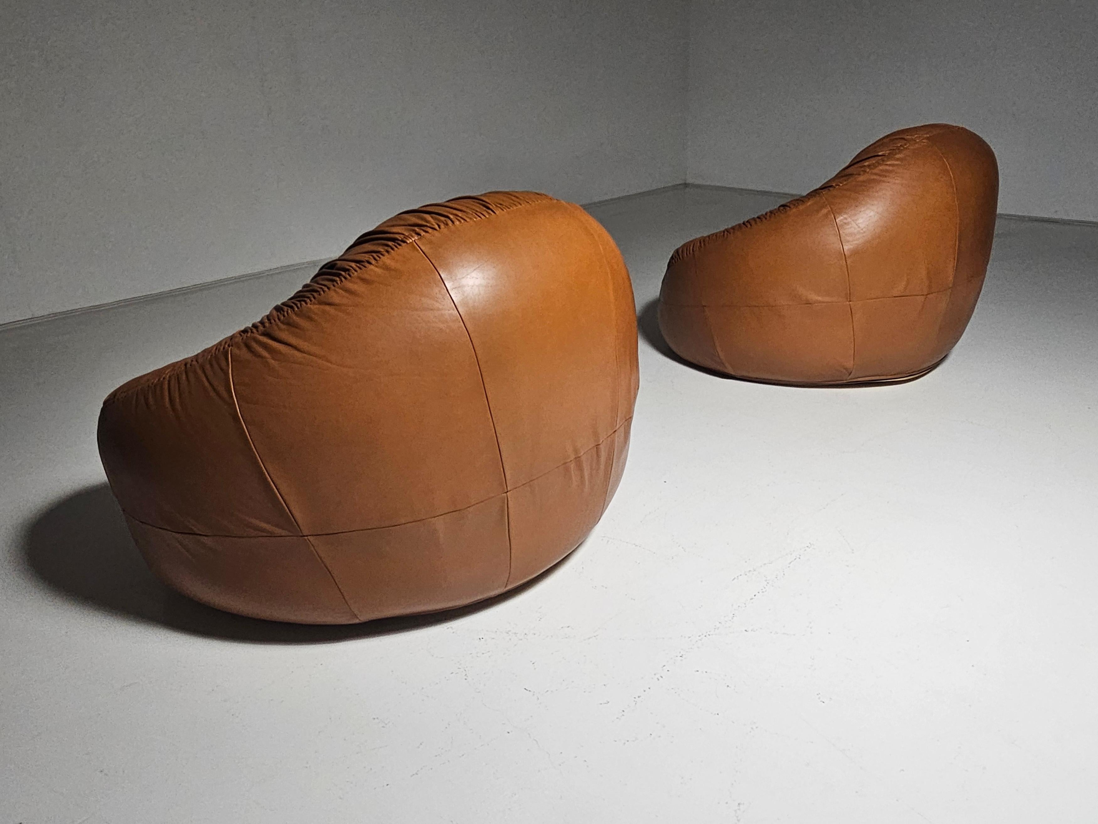 Paire de chaises Pangolin en cuir cognac par Greg et Roche Dry pour Egg Designs en vente 5