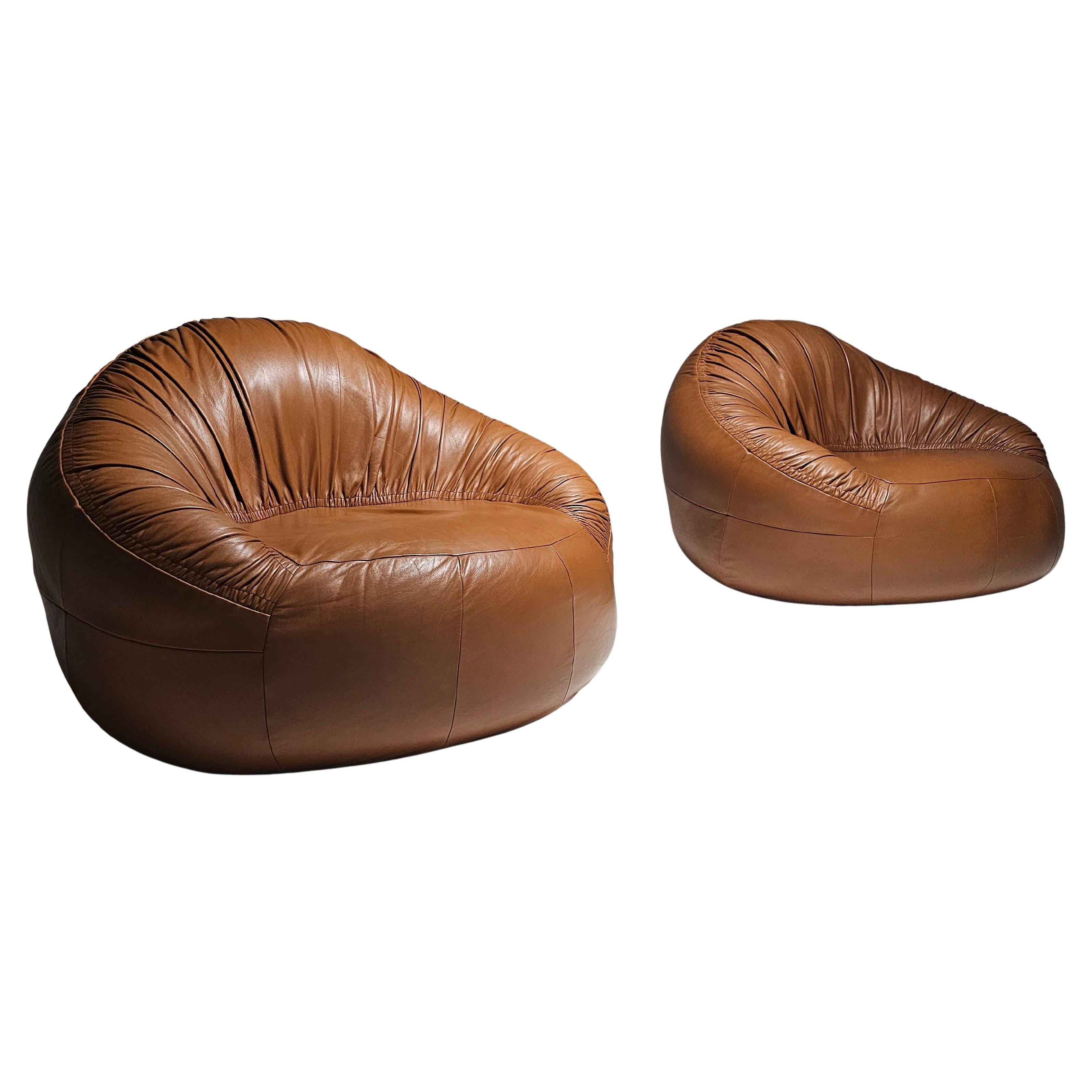 Chaises longues en pangolin, Greg & Roche Dry, Egg Designs, Afrique du Sud

Découvrez la fusion du luxe contemporain et de l'héritage africain avec la chaise Pangolin, une création emblématique du duo sud-africain Greg et Roche Dry sous leur marque,
