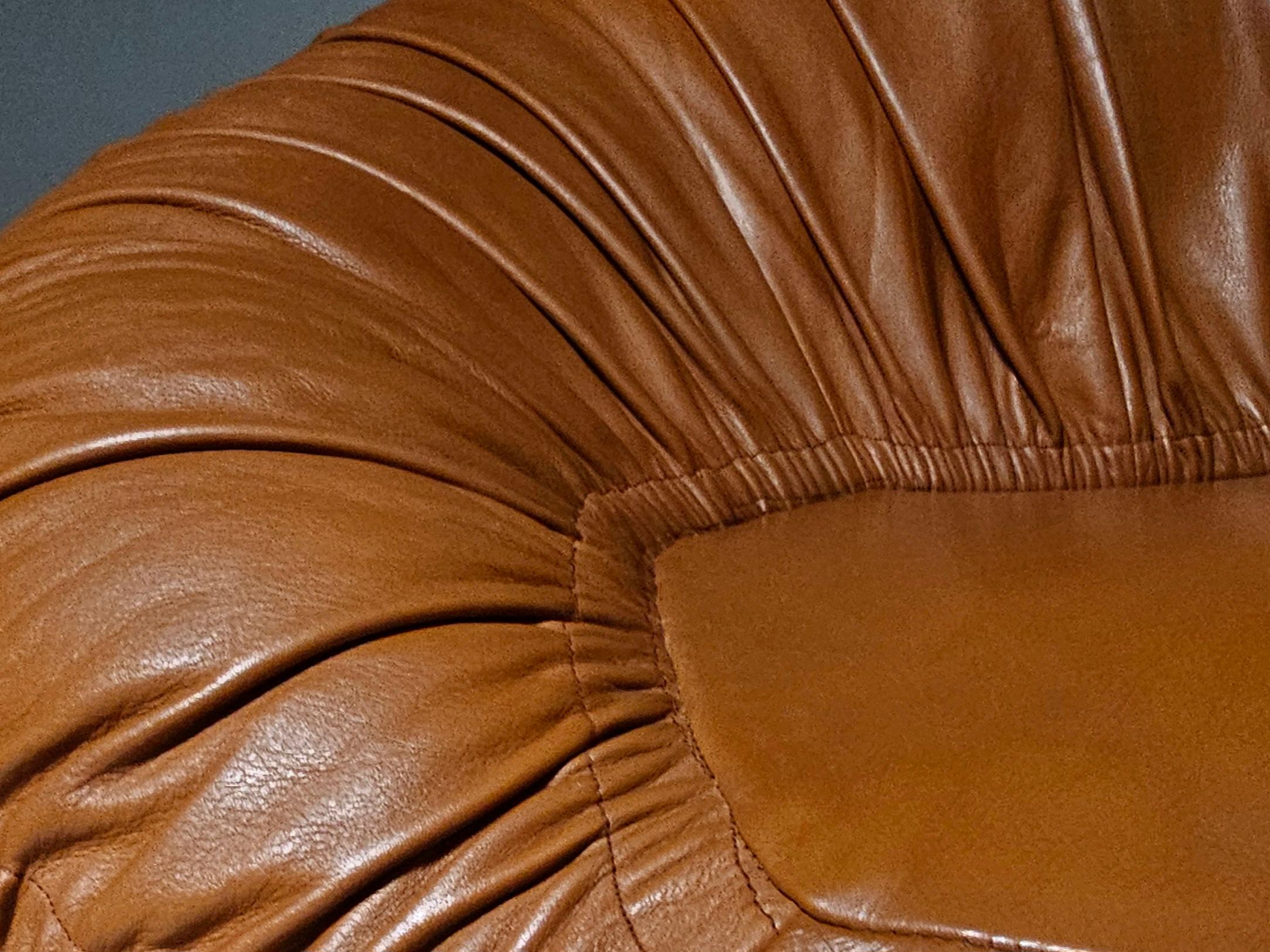 Sud-africain Paire de chaises Pangolin en cuir cognac par Greg et Roche Dry pour Egg Designs en vente
