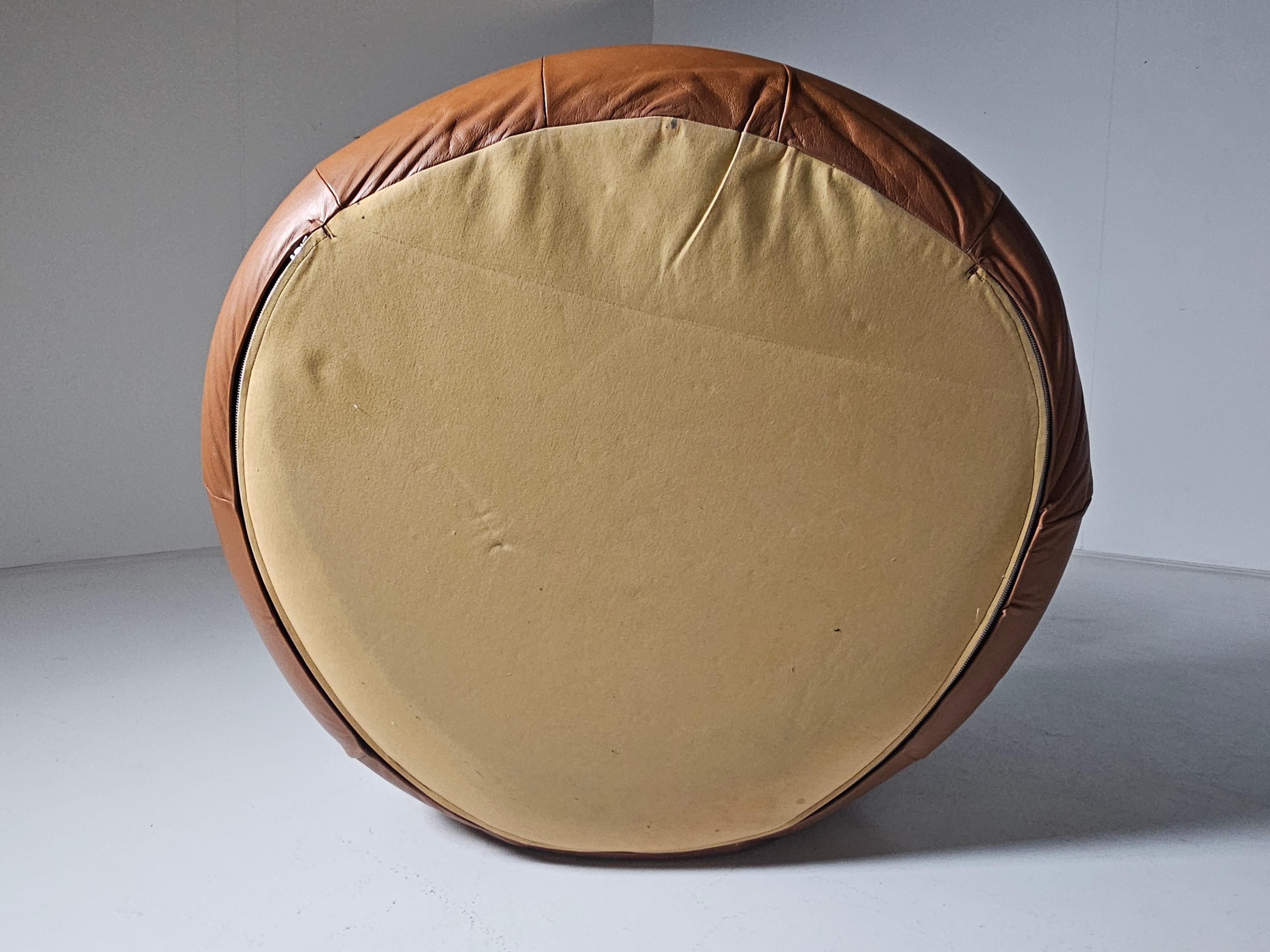 20ième siècle Paire de chaises Pangolin en cuir cognac par Greg et Roche Dry pour Egg Designs en vente