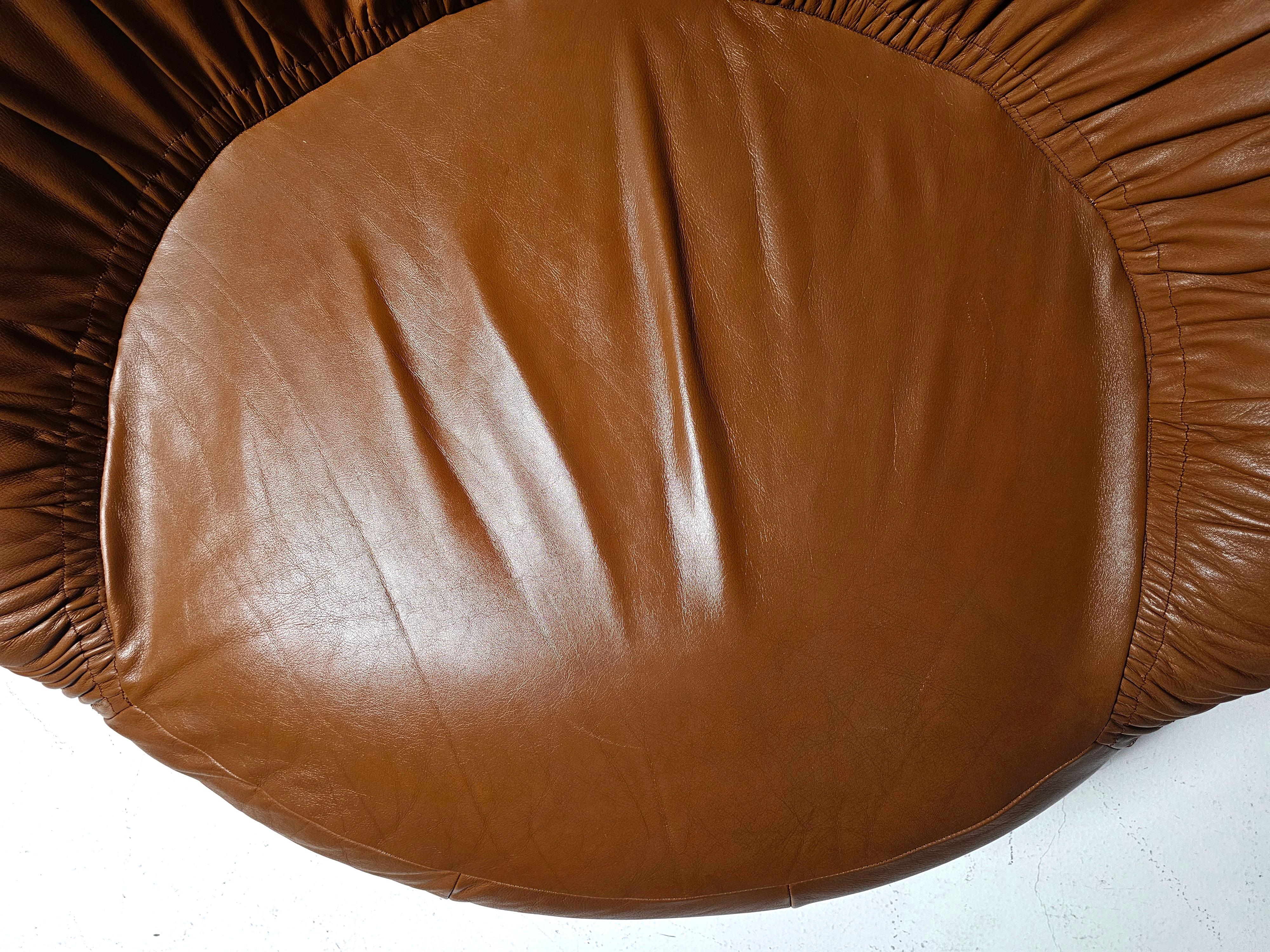 Cuir Paire de chaises Pangolin en cuir cognac par Greg et Roche Dry pour Egg Designs en vente