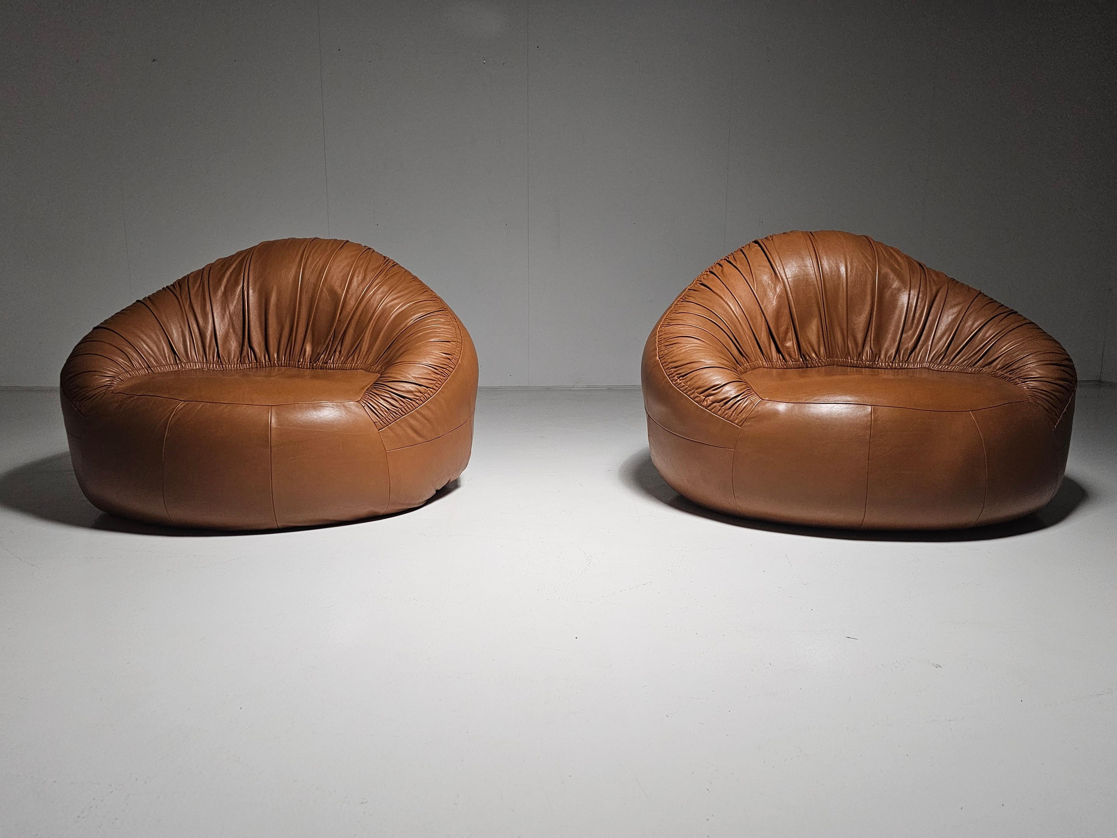 Paire de chaises Pangolin en cuir cognac par Greg et Roche Dry pour Egg Designs en vente 1