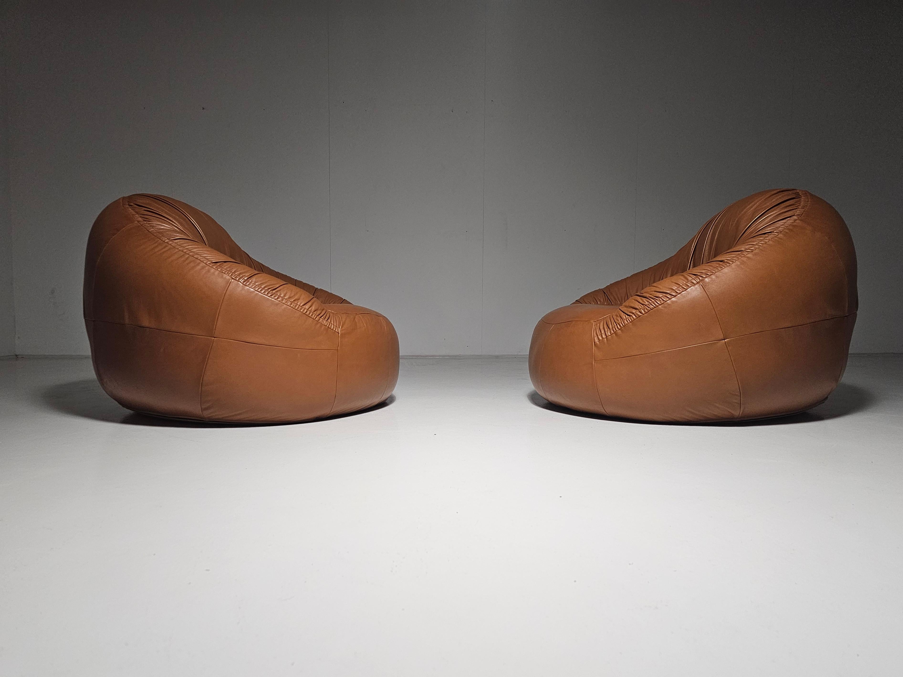 Paire de chaises Pangolin en cuir cognac par Greg et Roche Dry pour Egg Designs en vente 2