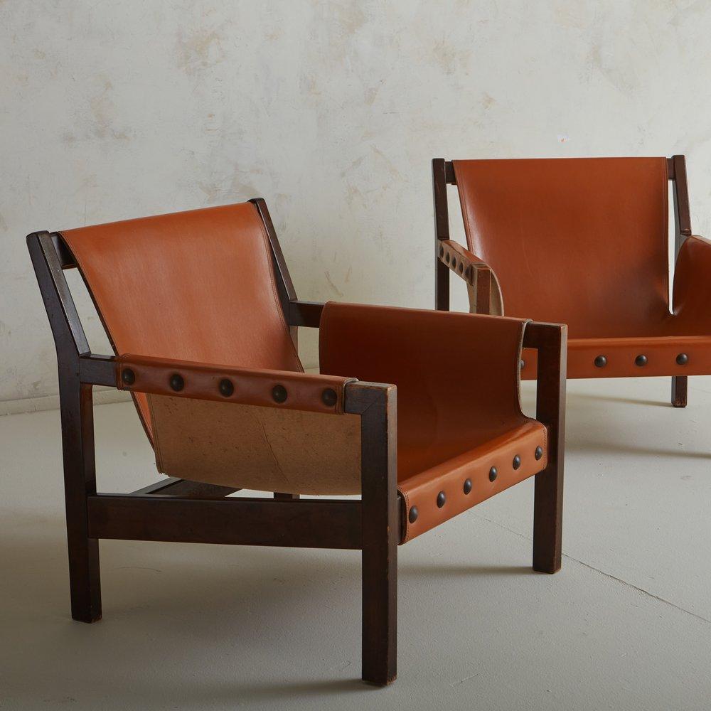 Mid-Century Modern Pair of Cognac Leather Studded Slingback Lounge Chairs, France 1970s For Sale