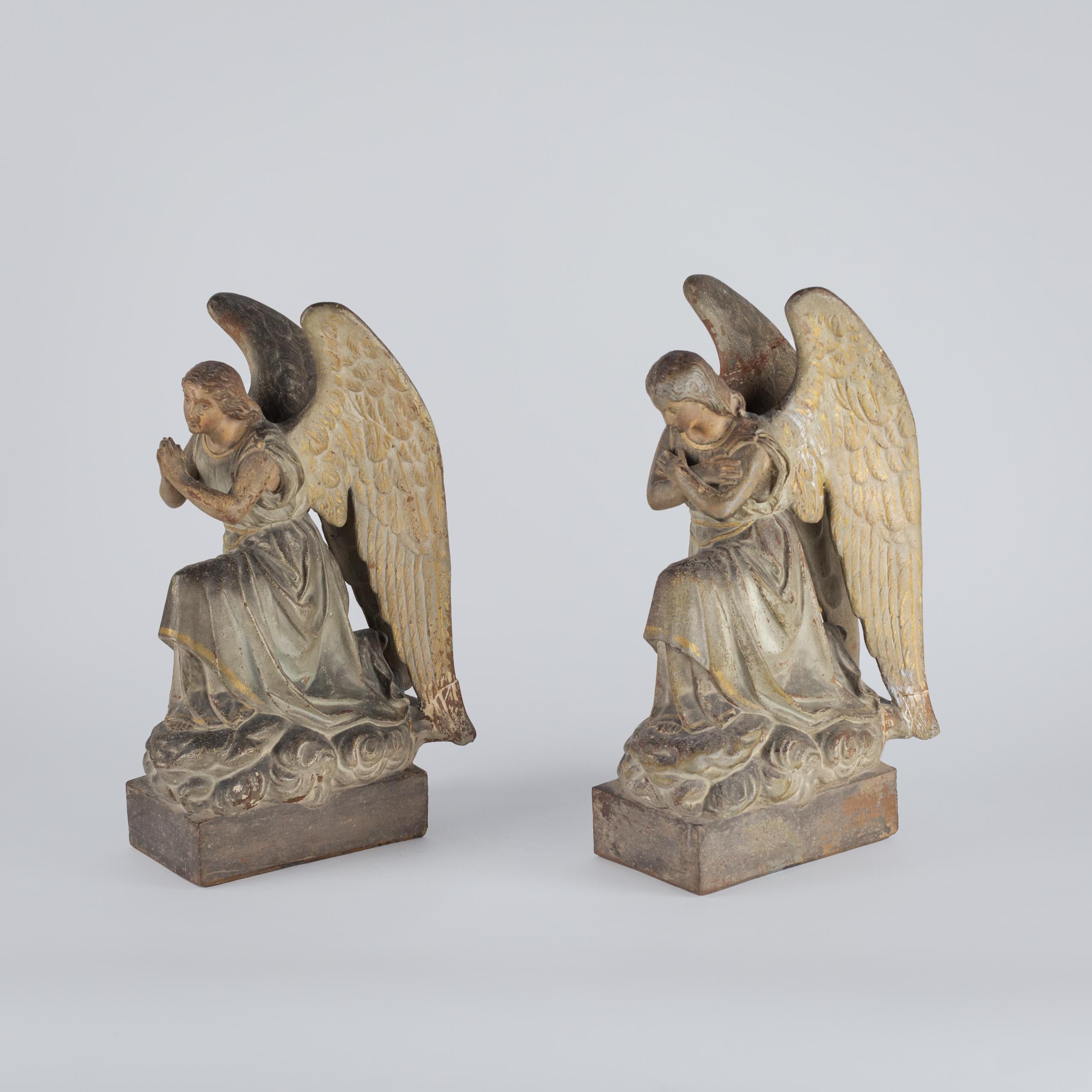 Coppia di angeli in terracotta del XIX secolo dipinti a freddo con vernice originale in vendita 5