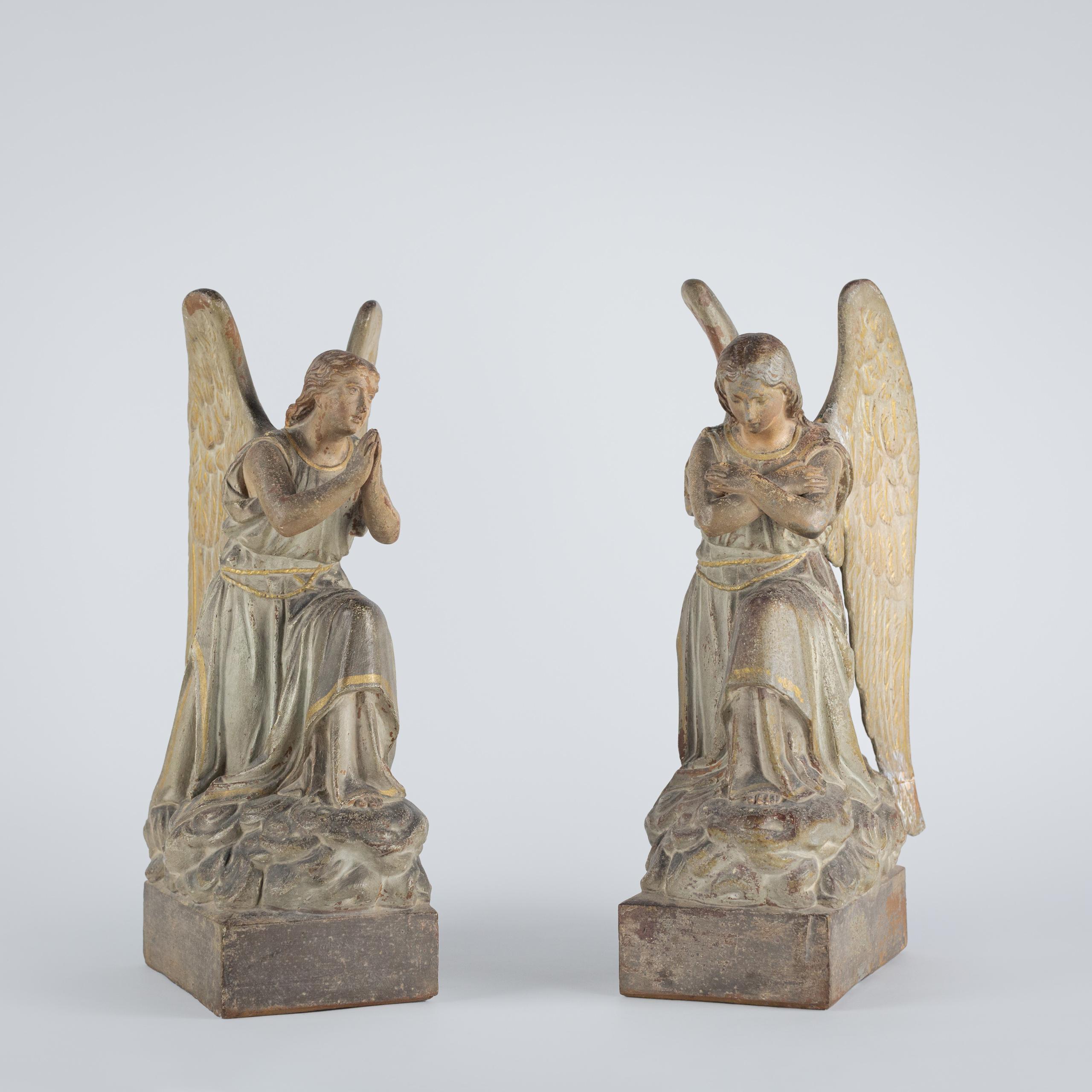 Coppia di angeli in terracotta dipinti a freddo della fine del XIX secolo. Molto probabilmente sono stati realizzati per gli altari delle chiese. Questi esempi mostrano dettagli delicati, espressioni serene e vesti fluenti, che riflettono la