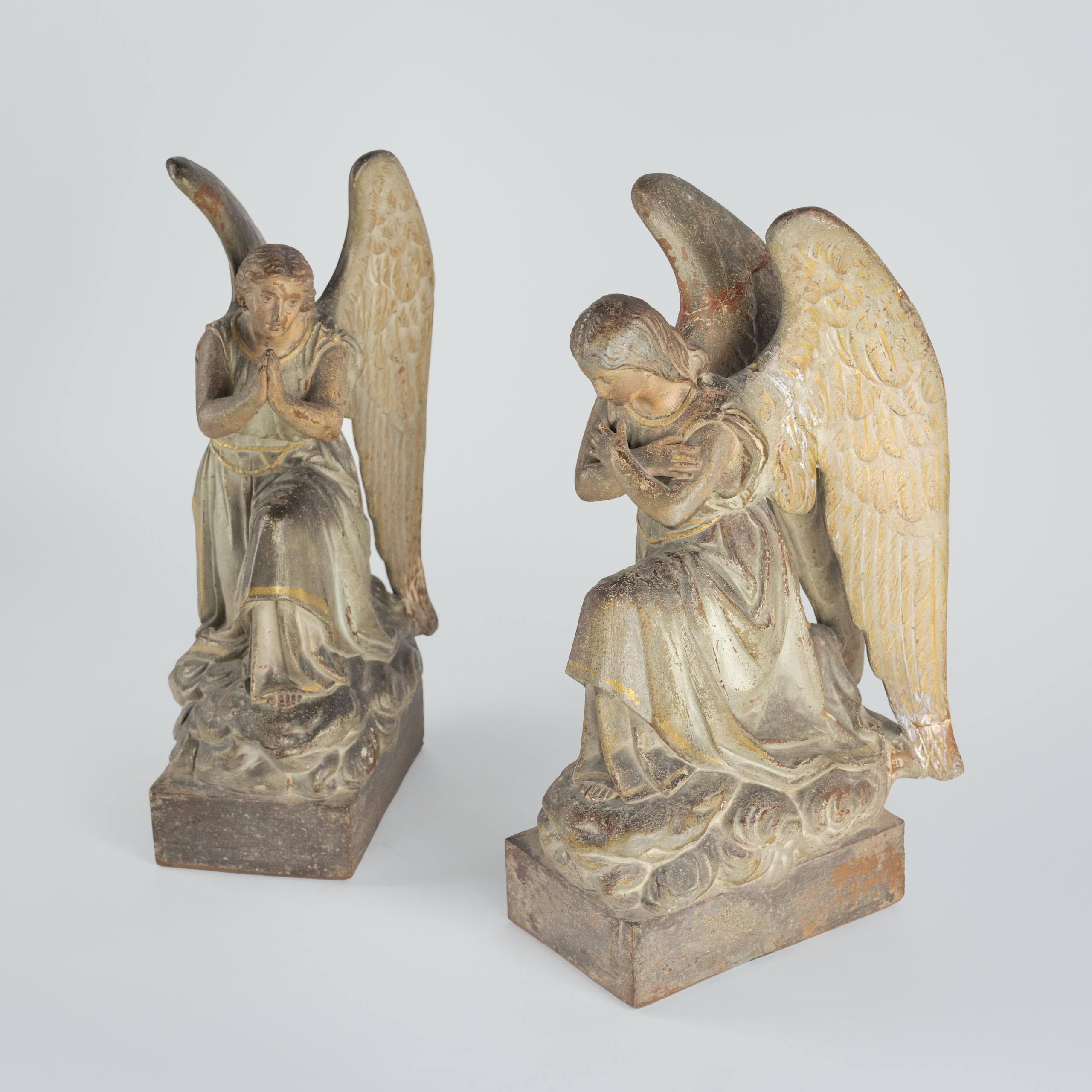 Francese Coppia di angeli in terracotta del XIX secolo dipinti a freddo con vernice originale in vendita