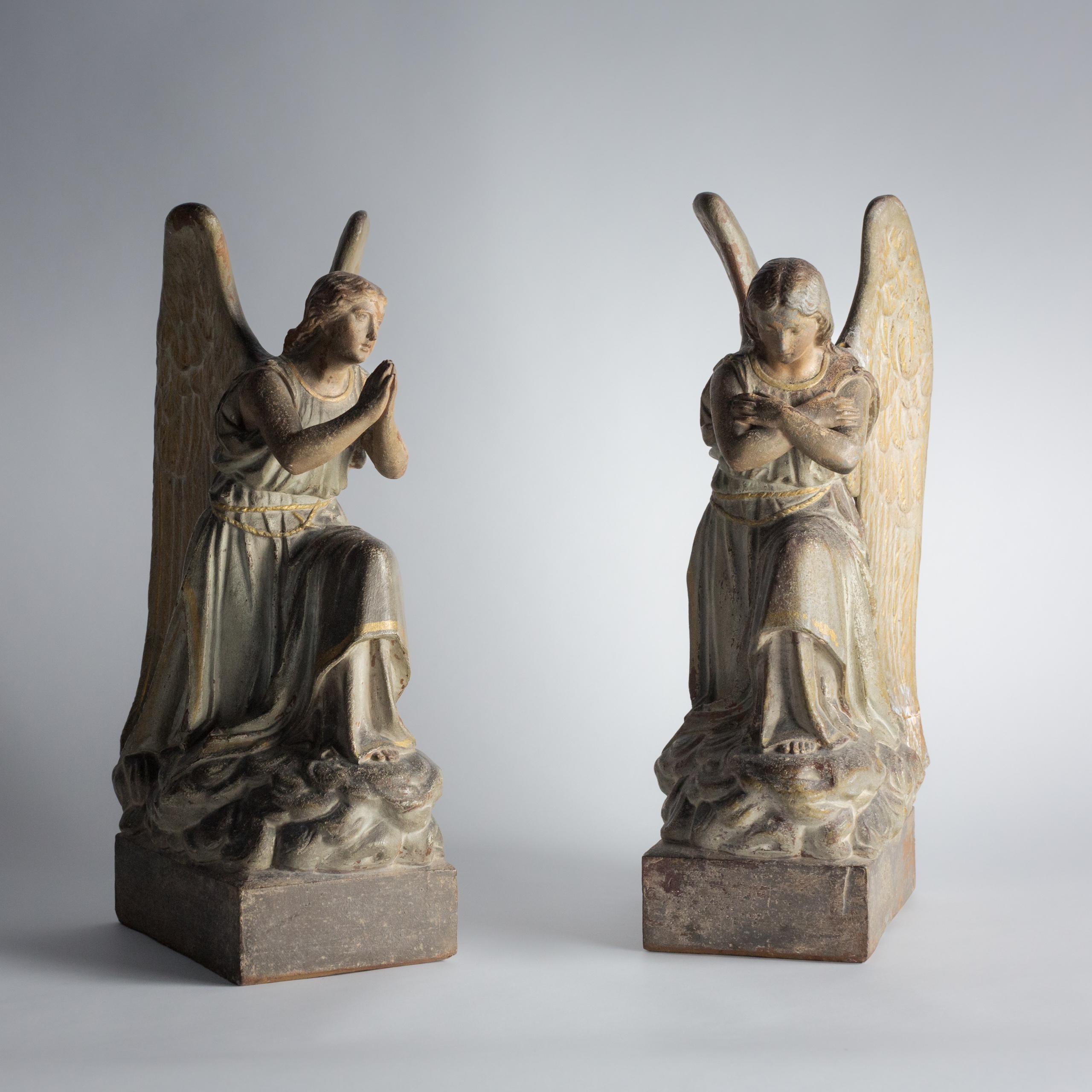 Coppia di angeli in terracotta del XIX secolo dipinti a freddo con vernice originale In condizioni discrete in vendita a Pease pottage, West Sussex