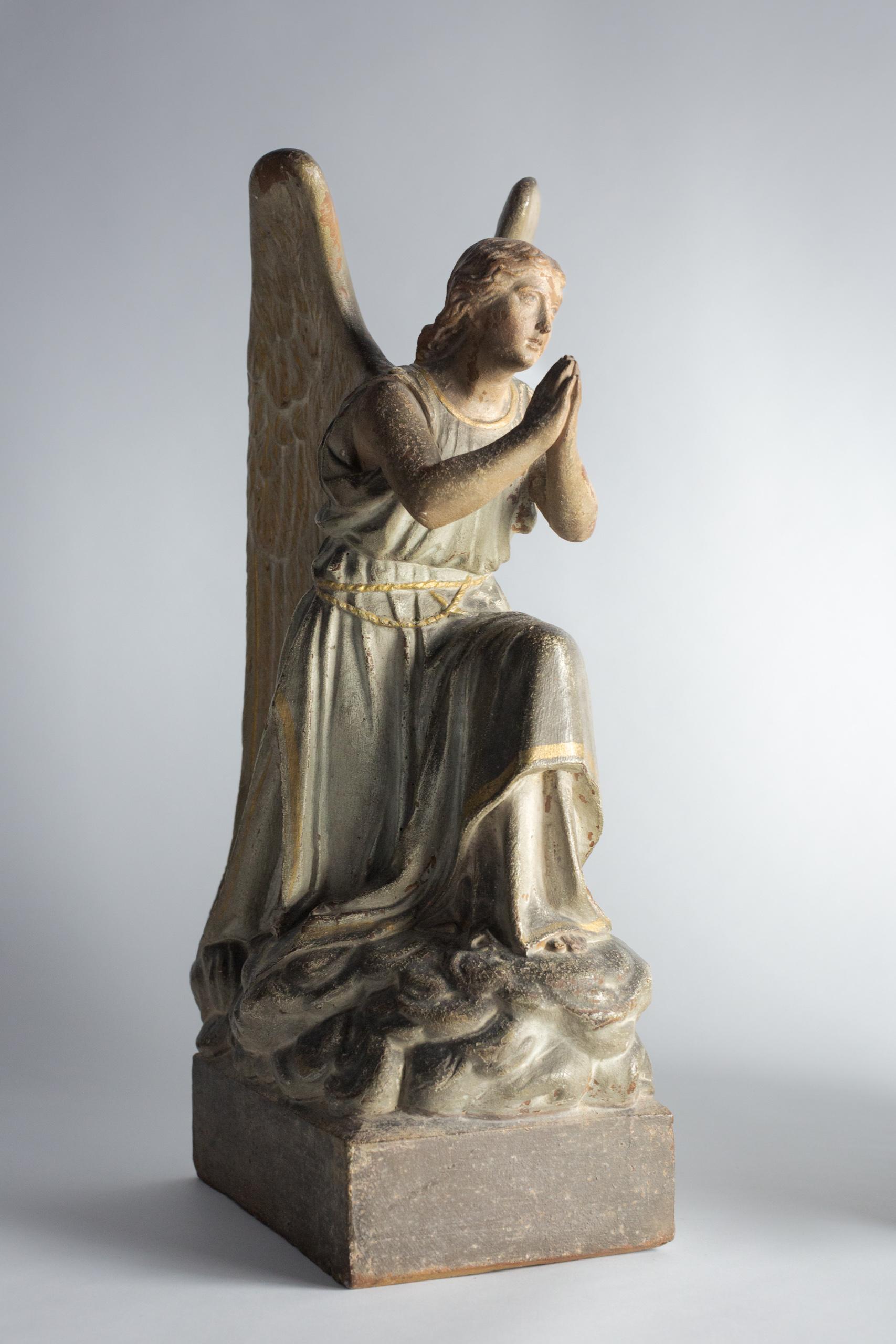 Coppia di angeli in terracotta del XIX secolo dipinti a freddo con vernice originale in vendita 1