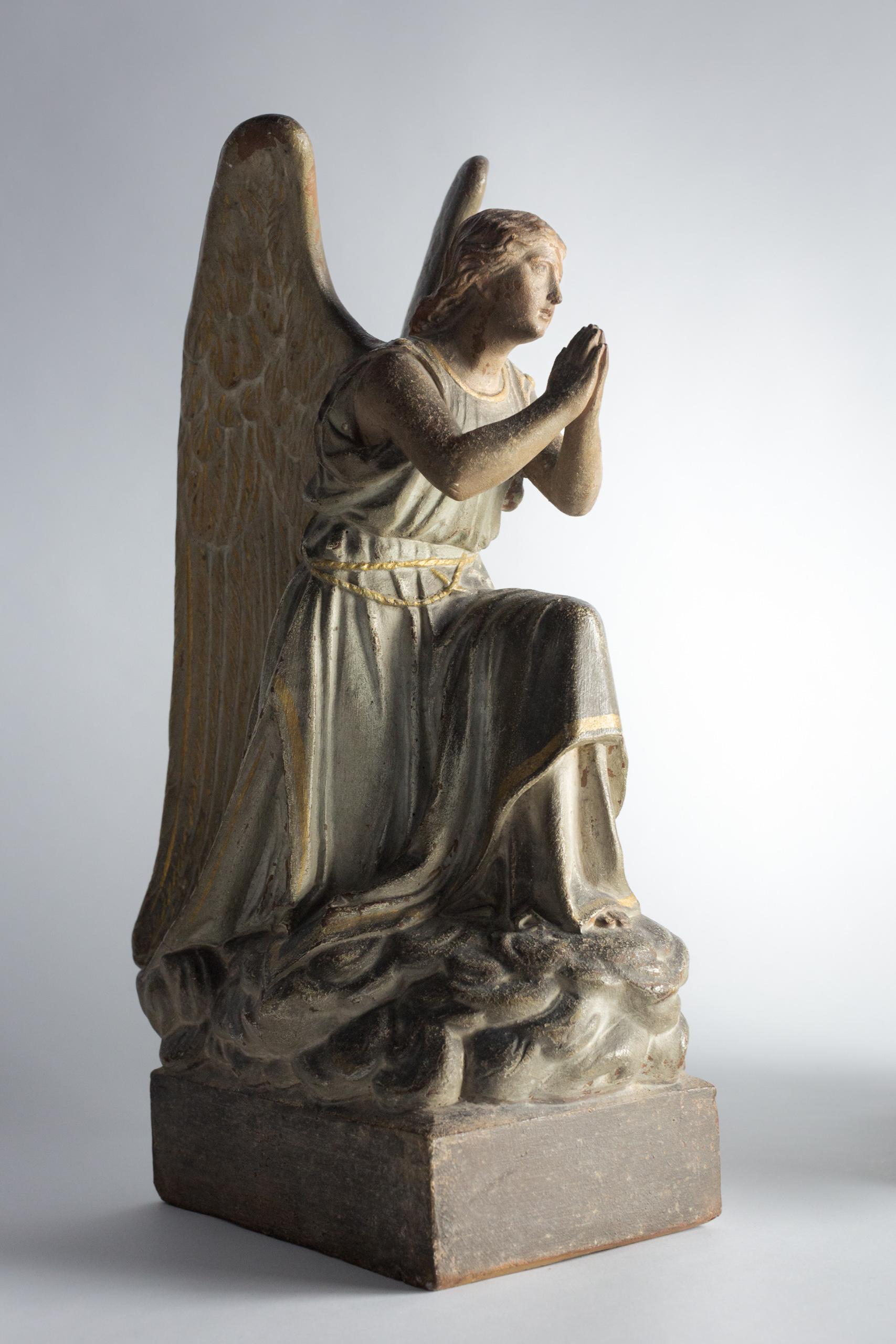 Coppia di angeli in terracotta del XIX secolo dipinti a freddo con vernice originale in vendita 2