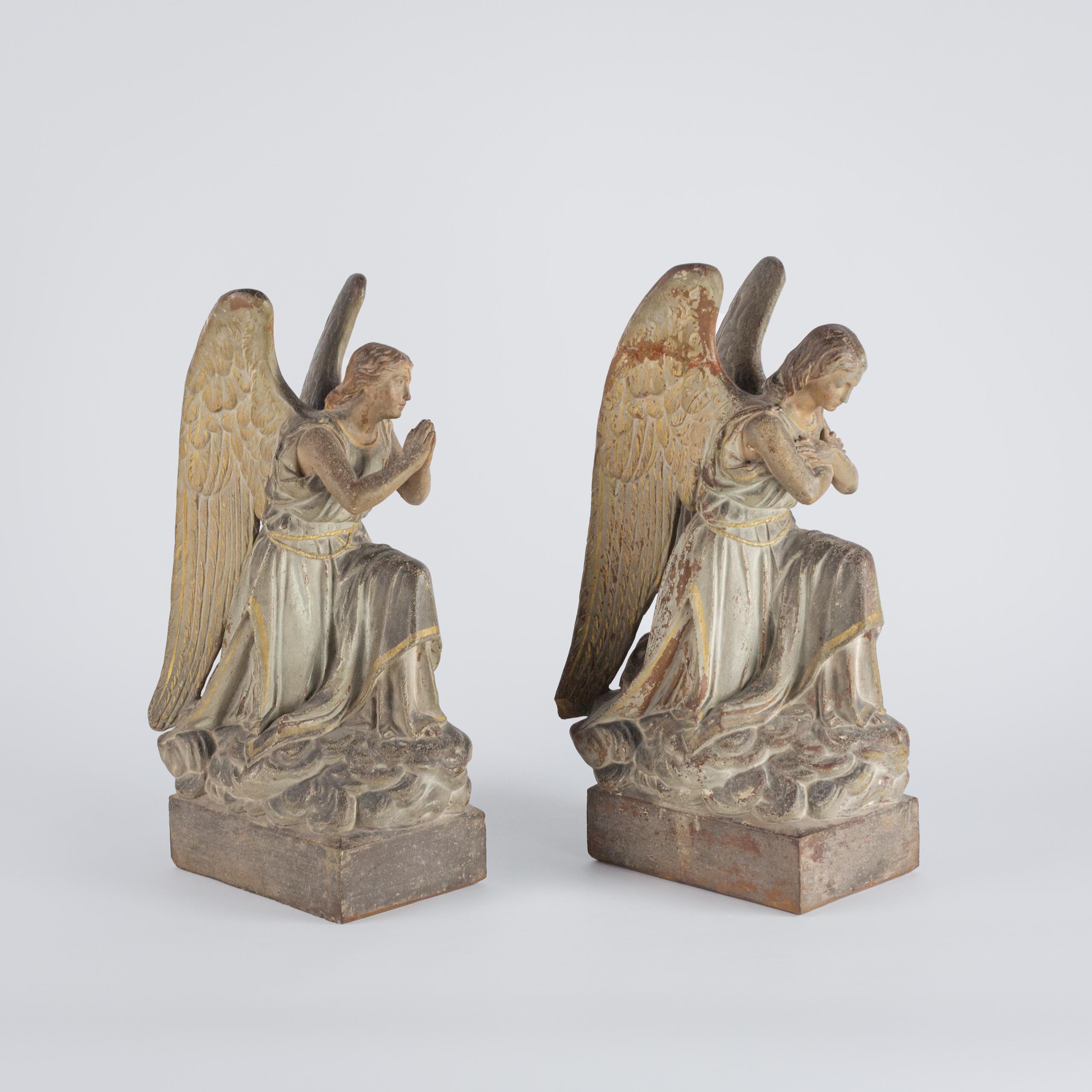 Coppia di angeli in terracotta del XIX secolo dipinti a freddo con vernice originale in vendita 4