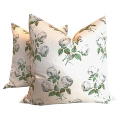 Coppia di cuscini classici "Bowood" floreali da 22 pollici di Colefax 
Fowler