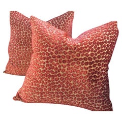 Coppia di cuscini Colefax & Fowler in velluto rosso e rosa "Wilde".