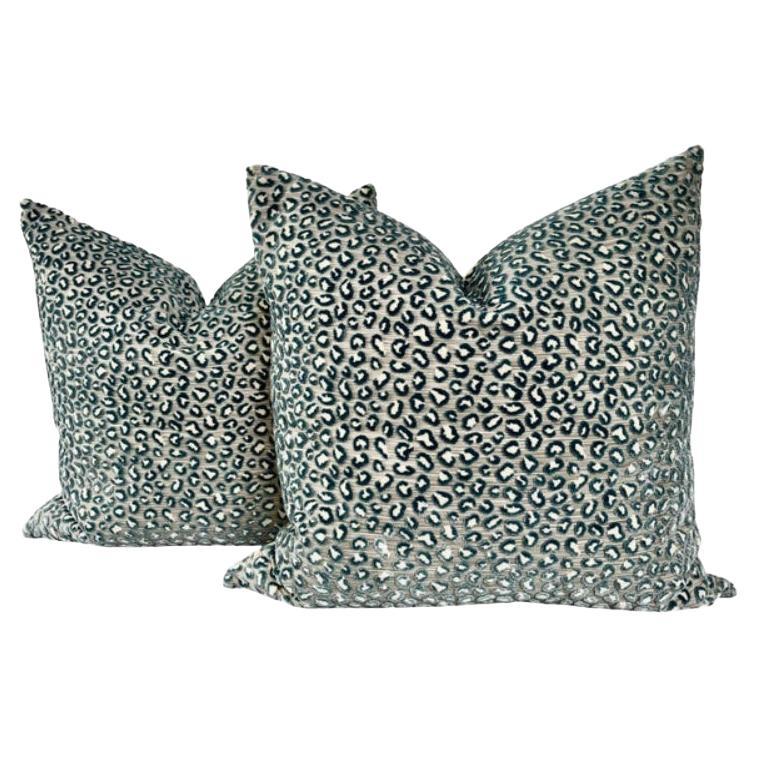 Coppia di cuscini Colefax
Fowler "Wilde" in velluto rialzato blu e avorio con schienale