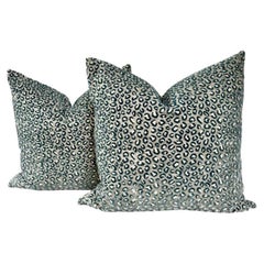 Coppia di cuscini Colefax
Fowler "Wilde" in velluto rialzato blu e avorio con schienale