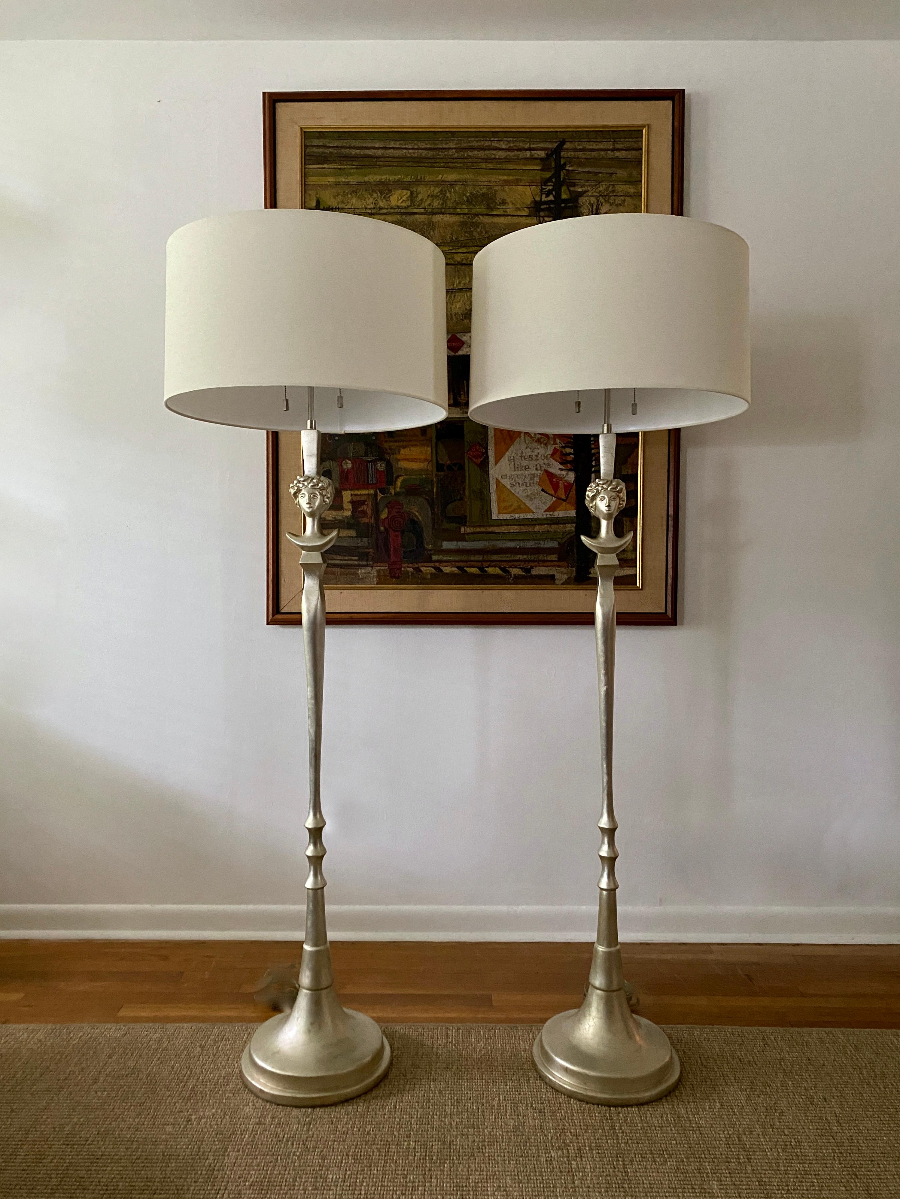 Una coppia vintage di lampade da terra 