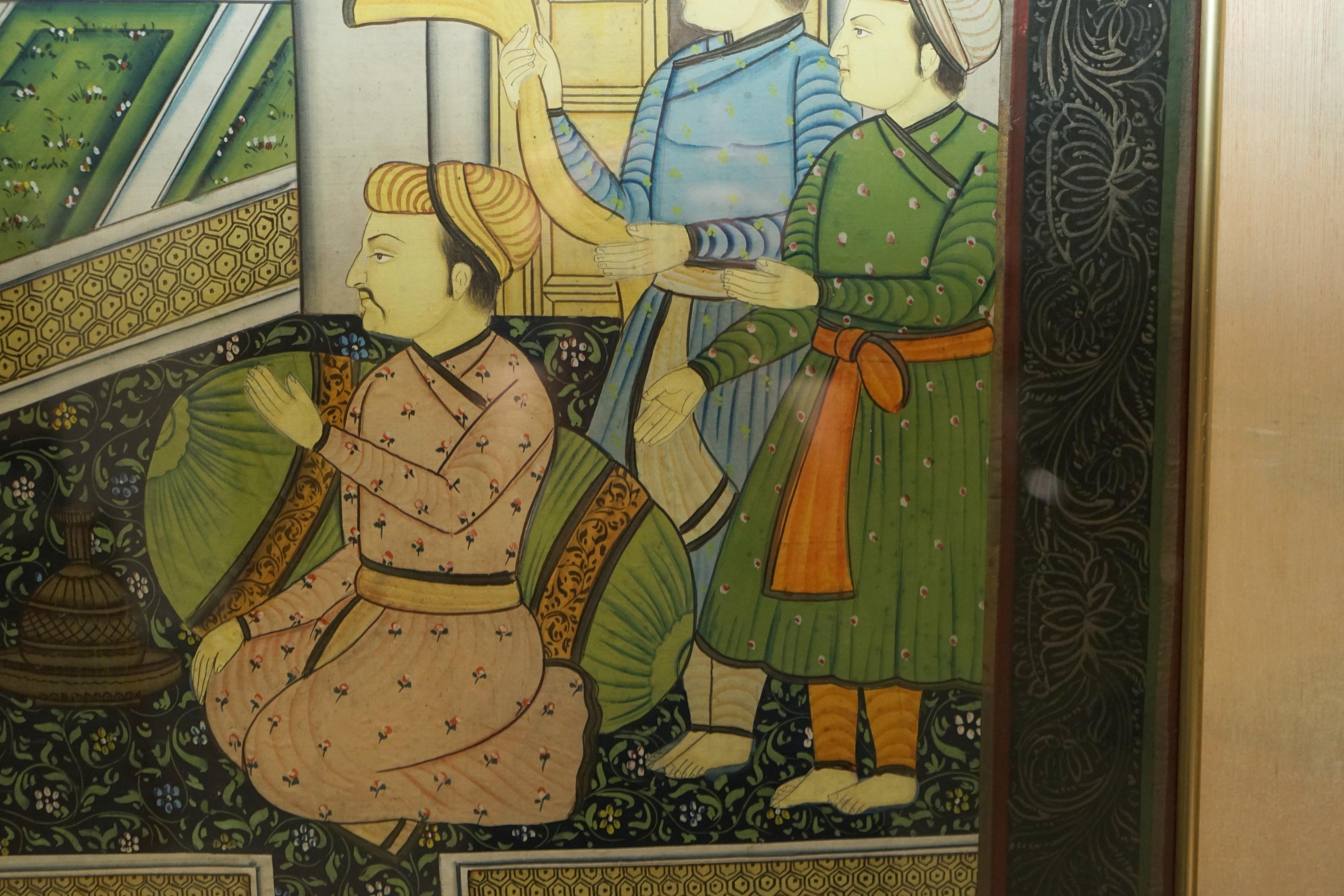 Paar sammelbare antike persische handgemalte orientalische Szenen auf Seide gerahmt (Frühes 20. Jahrhundert) im Angebot