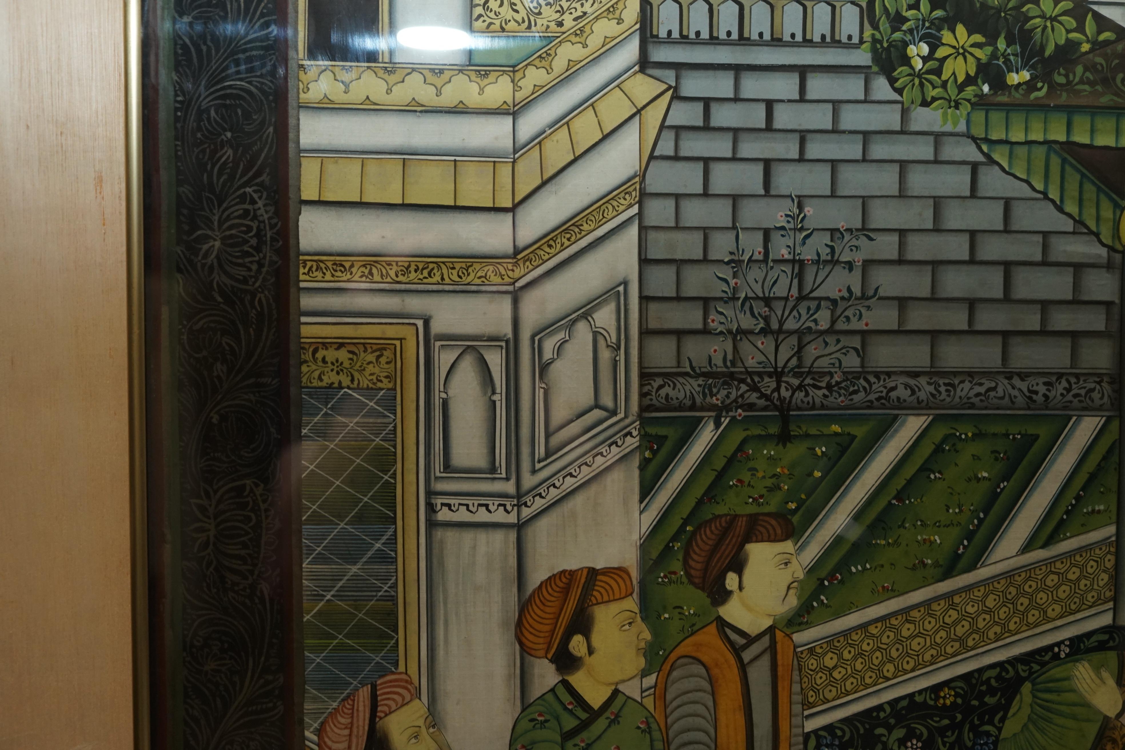 Paar sammelbare antike persische handgemalte orientalische Szenen auf Seide gerahmt im Angebot 3