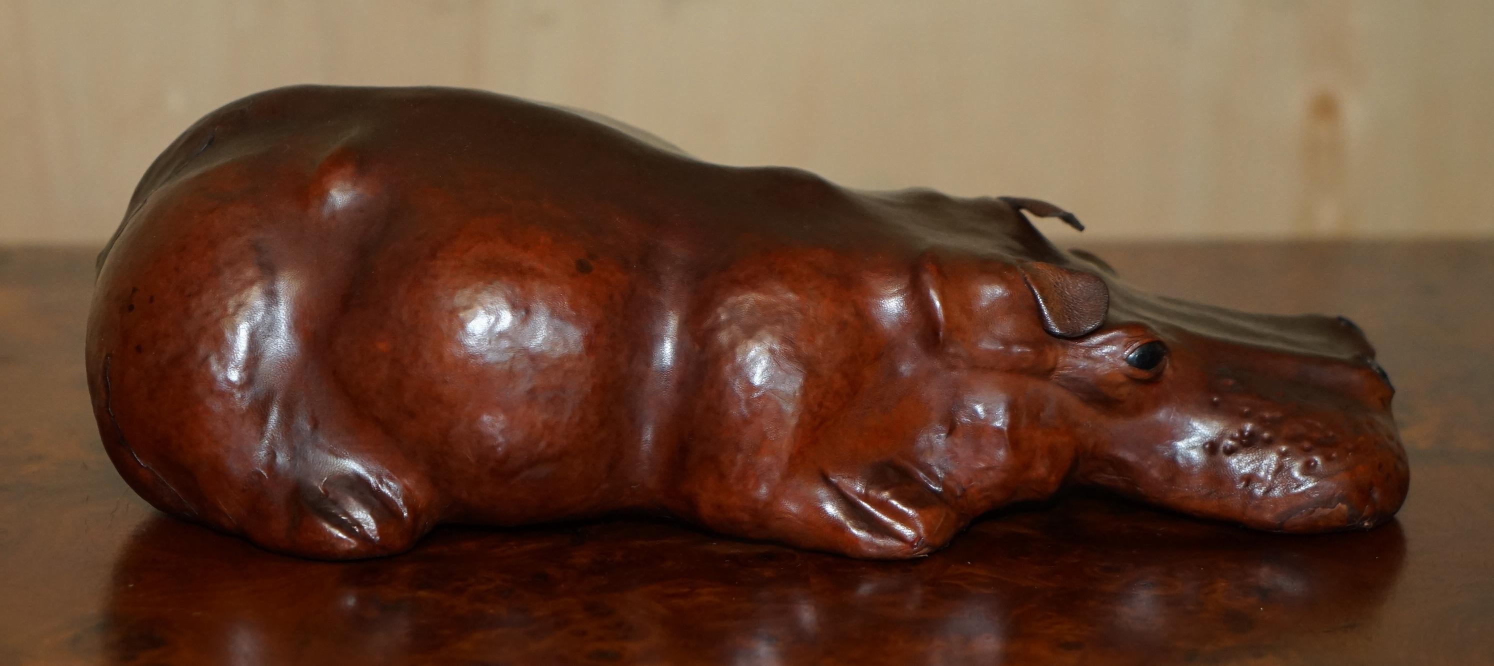 Metà XX secolo COPPIA DI PIEDI DA COLLEZIONE OMERSA IN PELLE MARRONE HiPPOPOTAMUS HIPPO in vendita