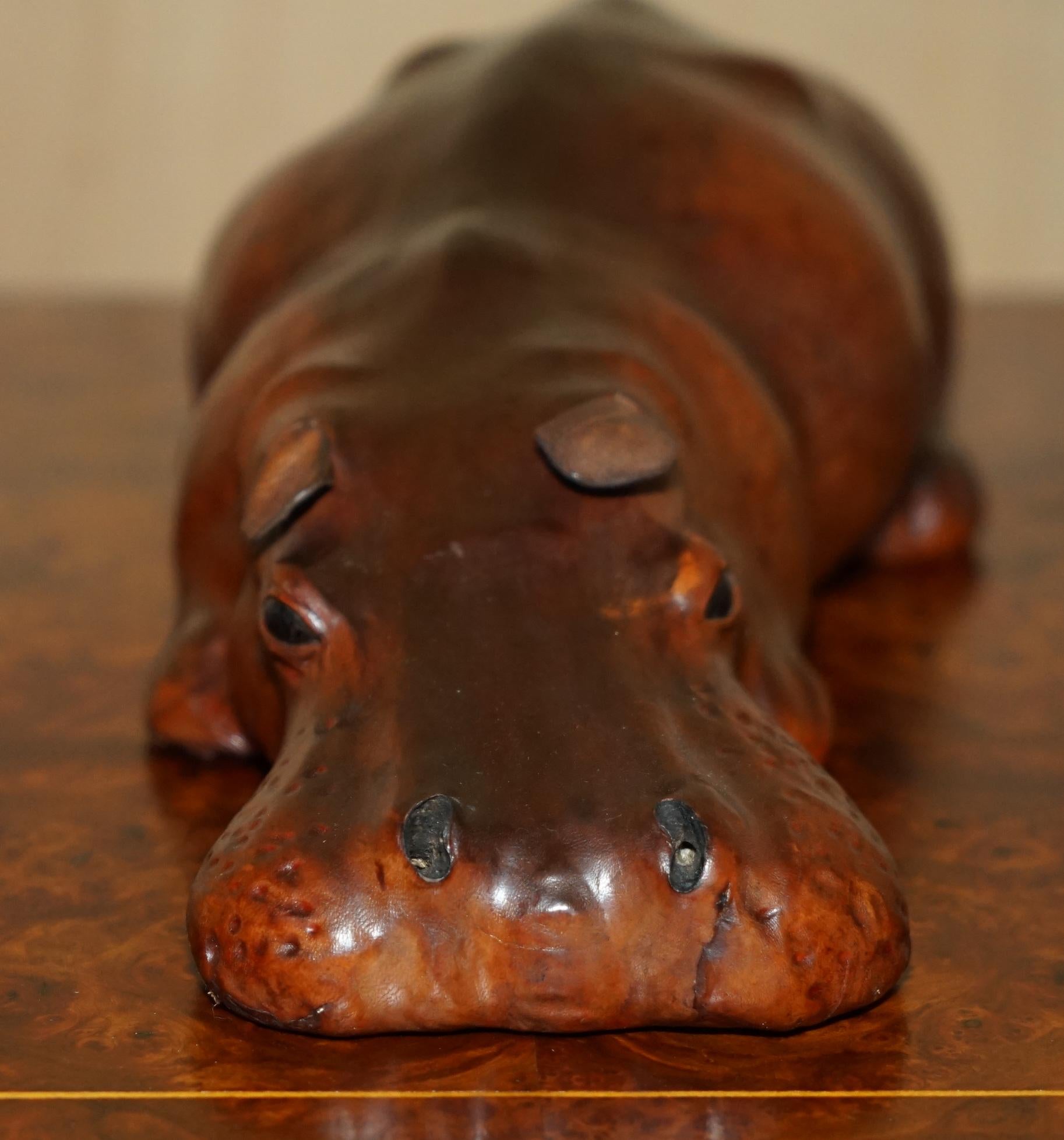 Pelle COPPIA DI PIEDI DA COLLEZIONE OMERSA IN PELLE MARRONE HiPPOPOTAMUS HIPPO in vendita
