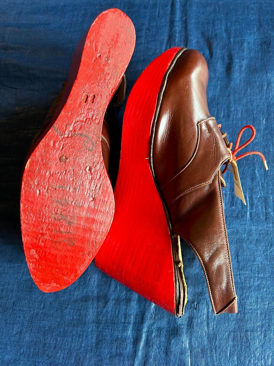 Un paio di scarpe da collezione degli anni '40 in pelle con zeppa in legno rosso in vendita 5