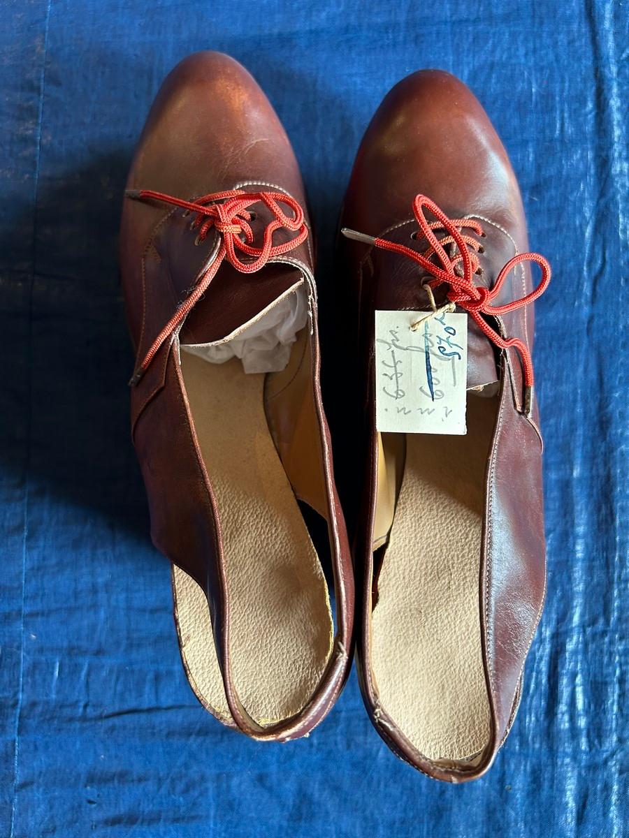 Un paio di scarpe da collezione degli anni '40 in pelle con zeppa in legno rosso in vendita 6
