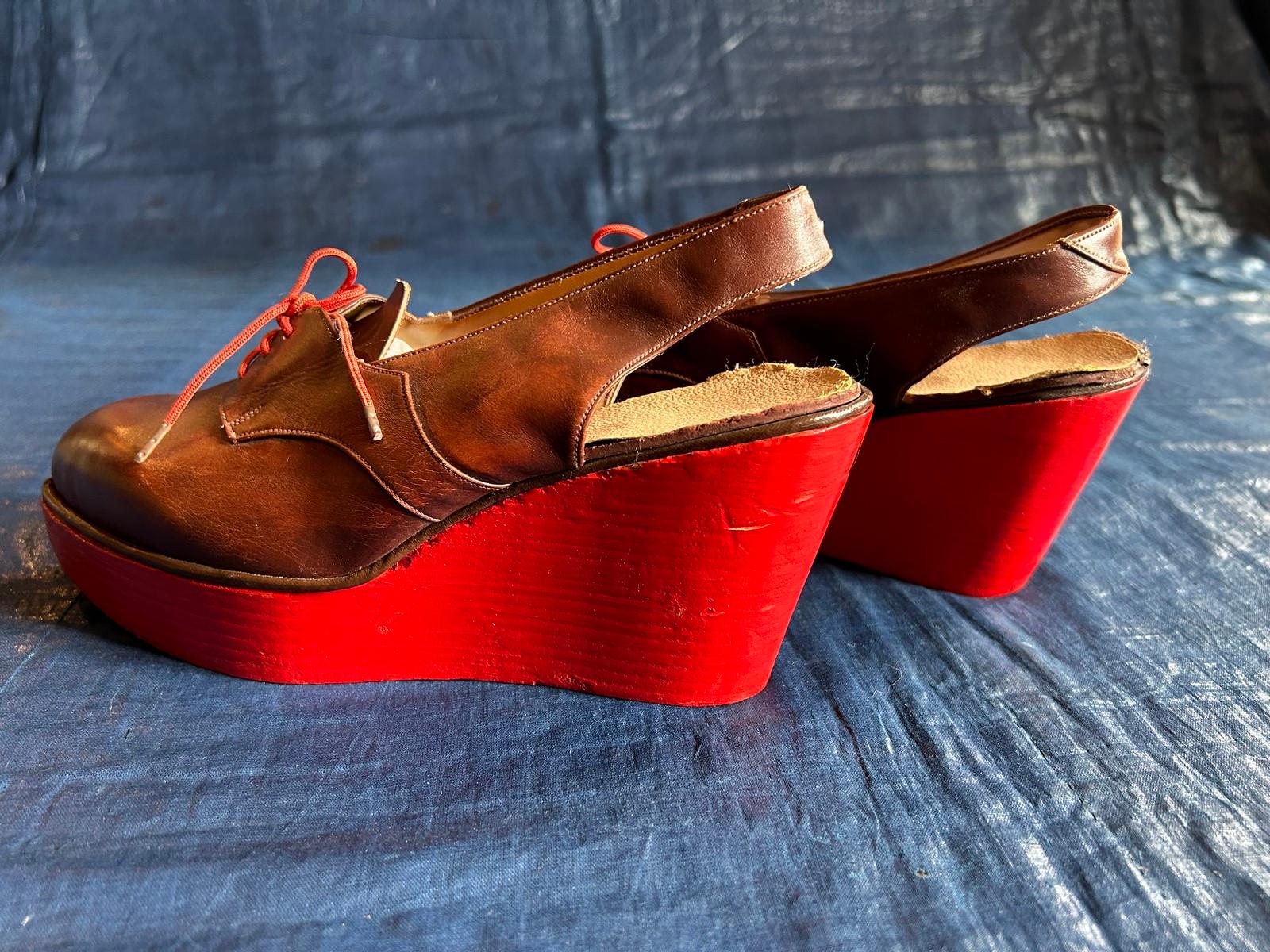 Pair of Collectible 1940s leather shoes with red wooden wedge heel  For Sale 7