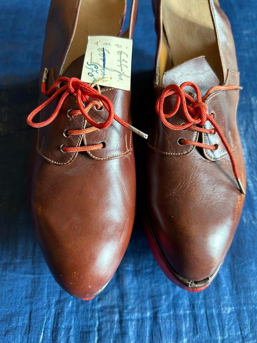 Pair of Collectible 1940s leather shoes with red wooden wedge heel  For Sale 8