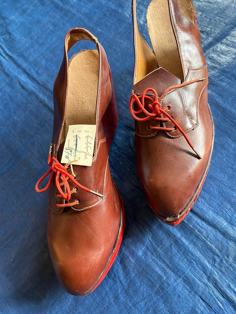 Pair of Collectible 1940s leather shoes with red wooden wedge heel  For Sale 9