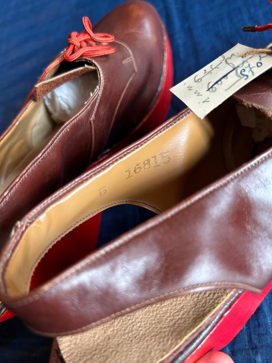 Pair of Collectible 1940s leather shoes with red wooden wedge heel  For Sale 10