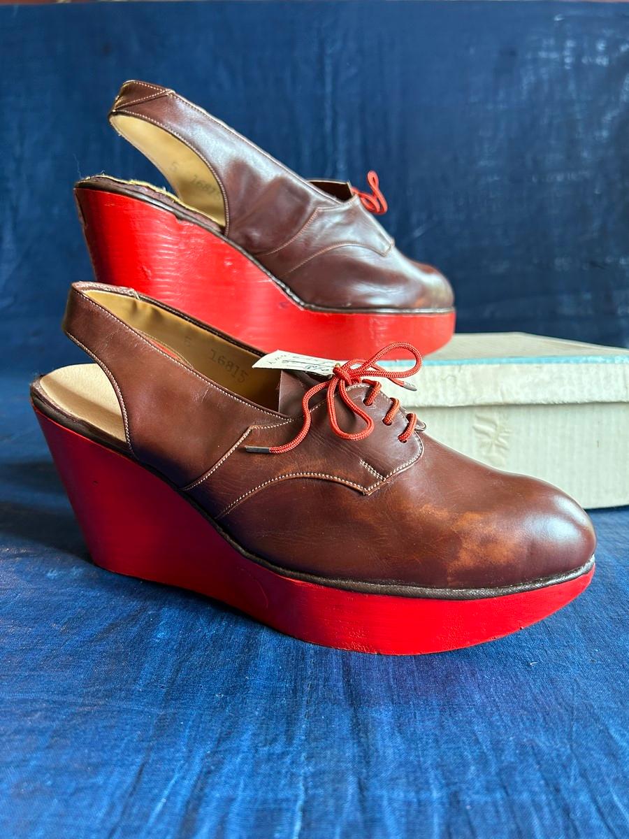 Un paio di scarpe da collezione degli anni '40 in pelle con zeppa in legno rosso in vendita 11