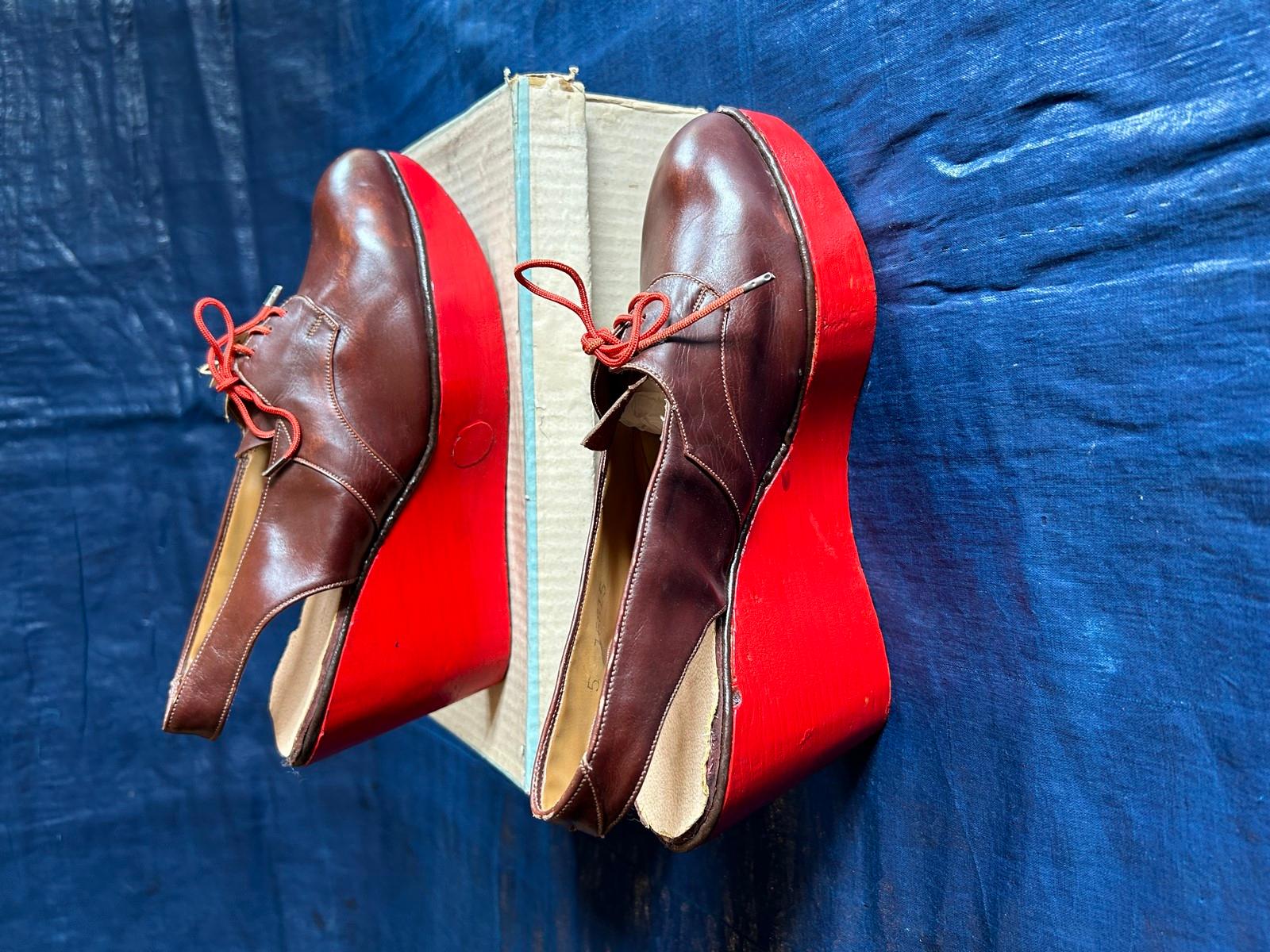 Pair of Collectible 1940s leather shoes with red wooden wedge heel  In Good Condition For Sale In Toulon, FR