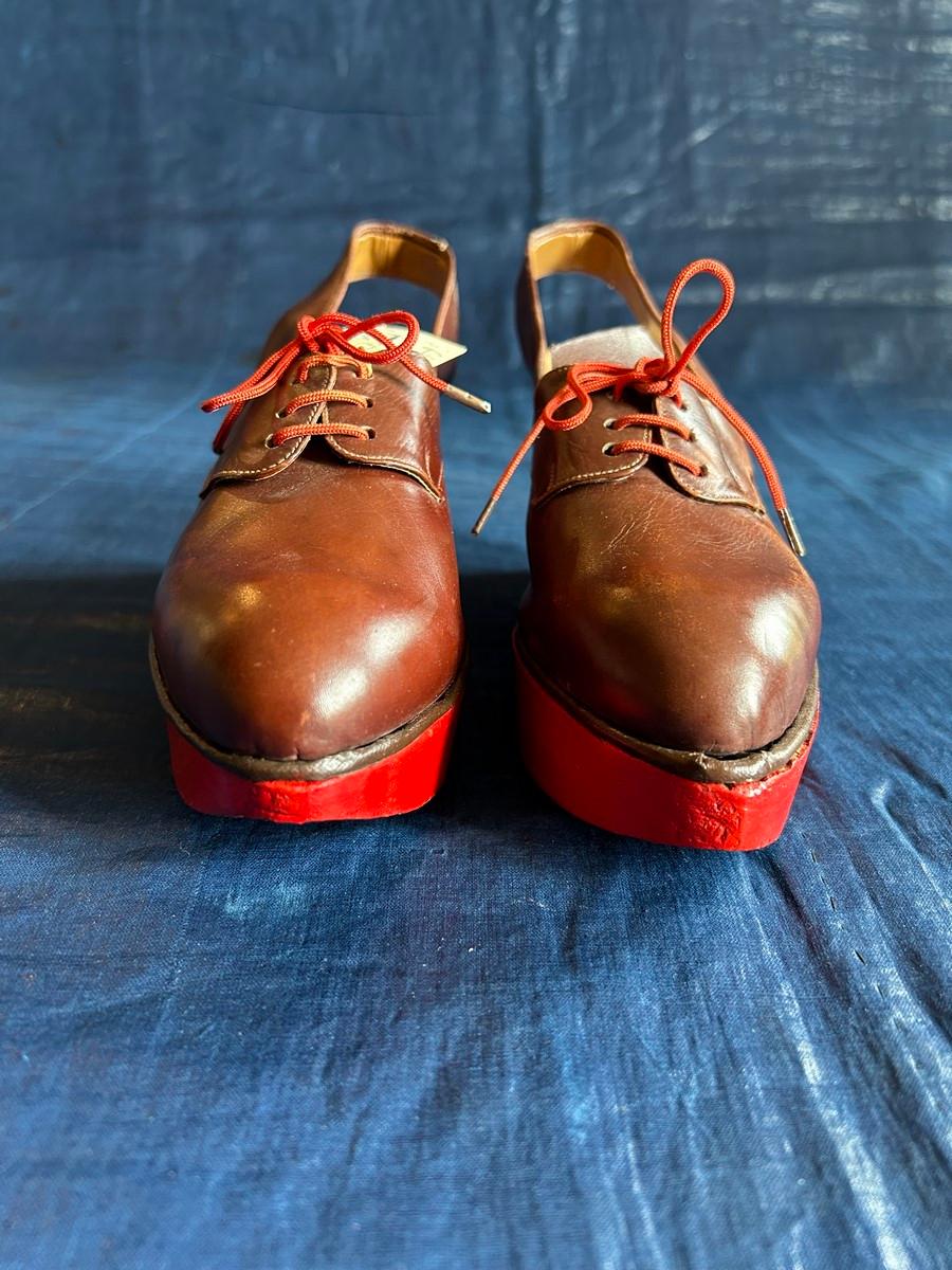 Paire de chaussures de collection des années 1940 à talons compensés en bois rouge  Bon état - En vente à Toulon, FR