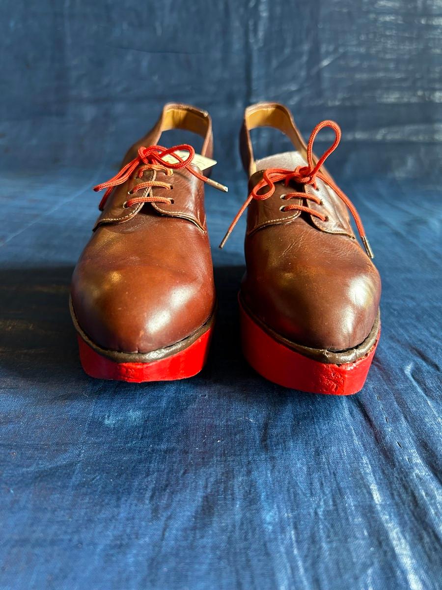 Donna Un paio di scarpe da collezione degli anni '40 in pelle con zeppa in legno rosso in vendita
