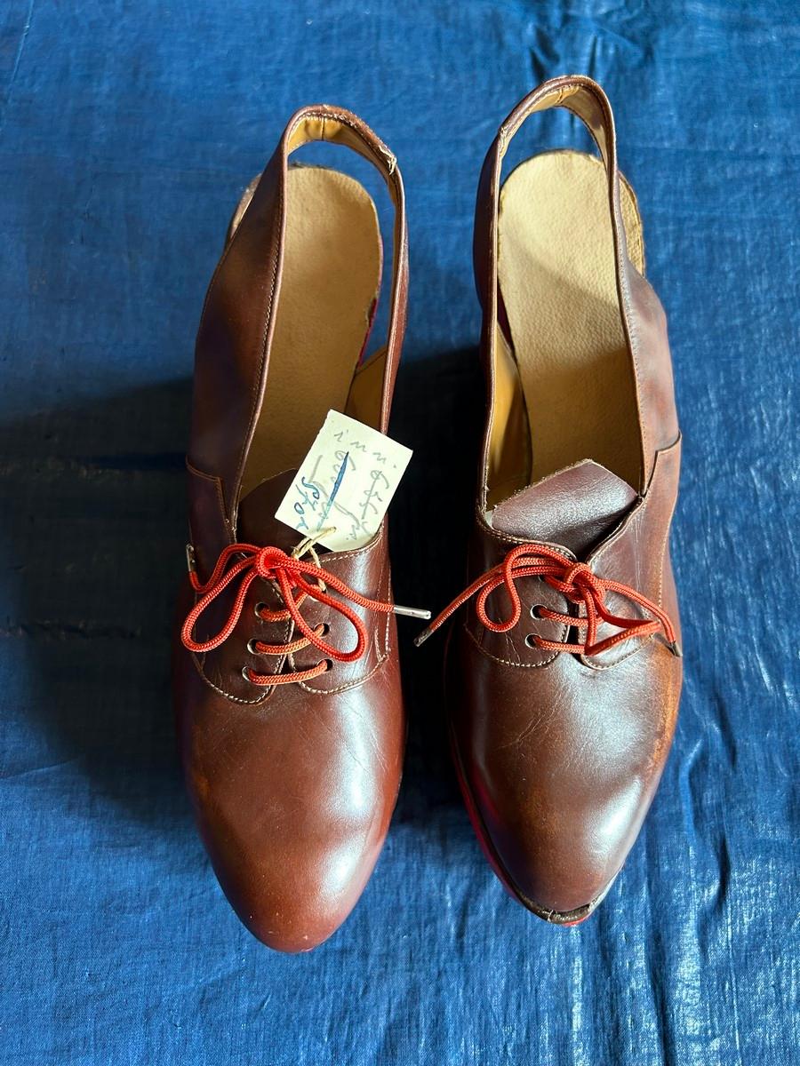 Un paio di scarpe da collezione degli anni '40 in pelle con zeppa in legno rosso in vendita 1