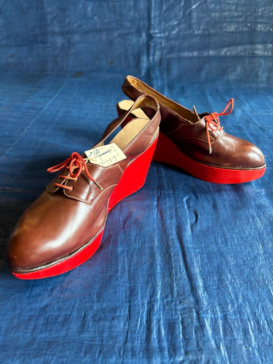 Pair of Collectible 1940s leather shoes with red wooden wedge heel  For Sale 2