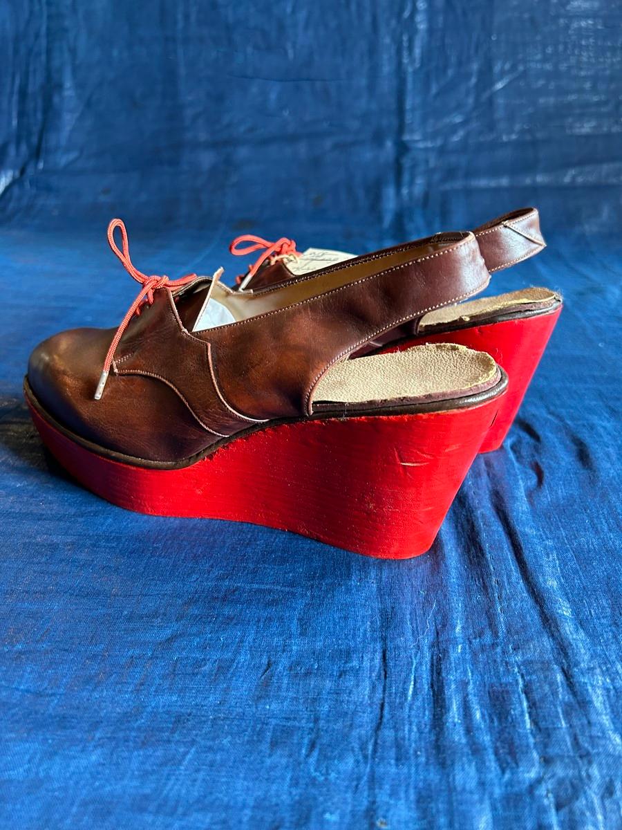 Un paio di scarpe da collezione degli anni '40 in pelle con zeppa in legno rosso in vendita 3
