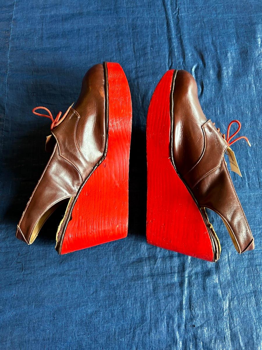 Un paio di scarpe da collezione degli anni '40 in pelle con zeppa in legno rosso in vendita 4