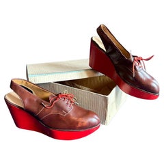 Un paio di scarpe da collezione degli anni '40 in pelle con zeppa in legno rosso