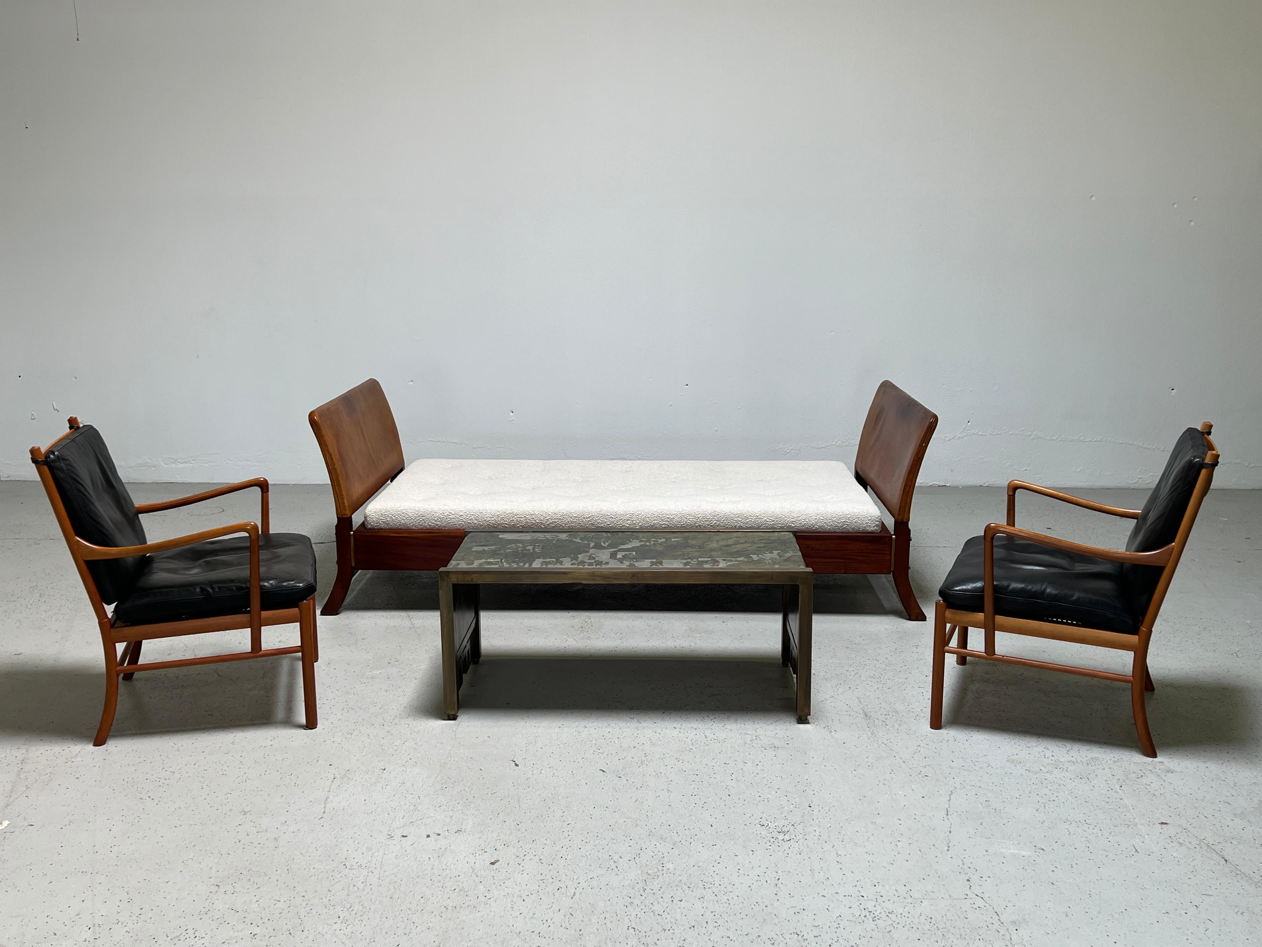 Une paire de chaises longues Coloni en acajou et cuir et un ottoman conçus par Ole Wanscher pour Paul Jeppeson.