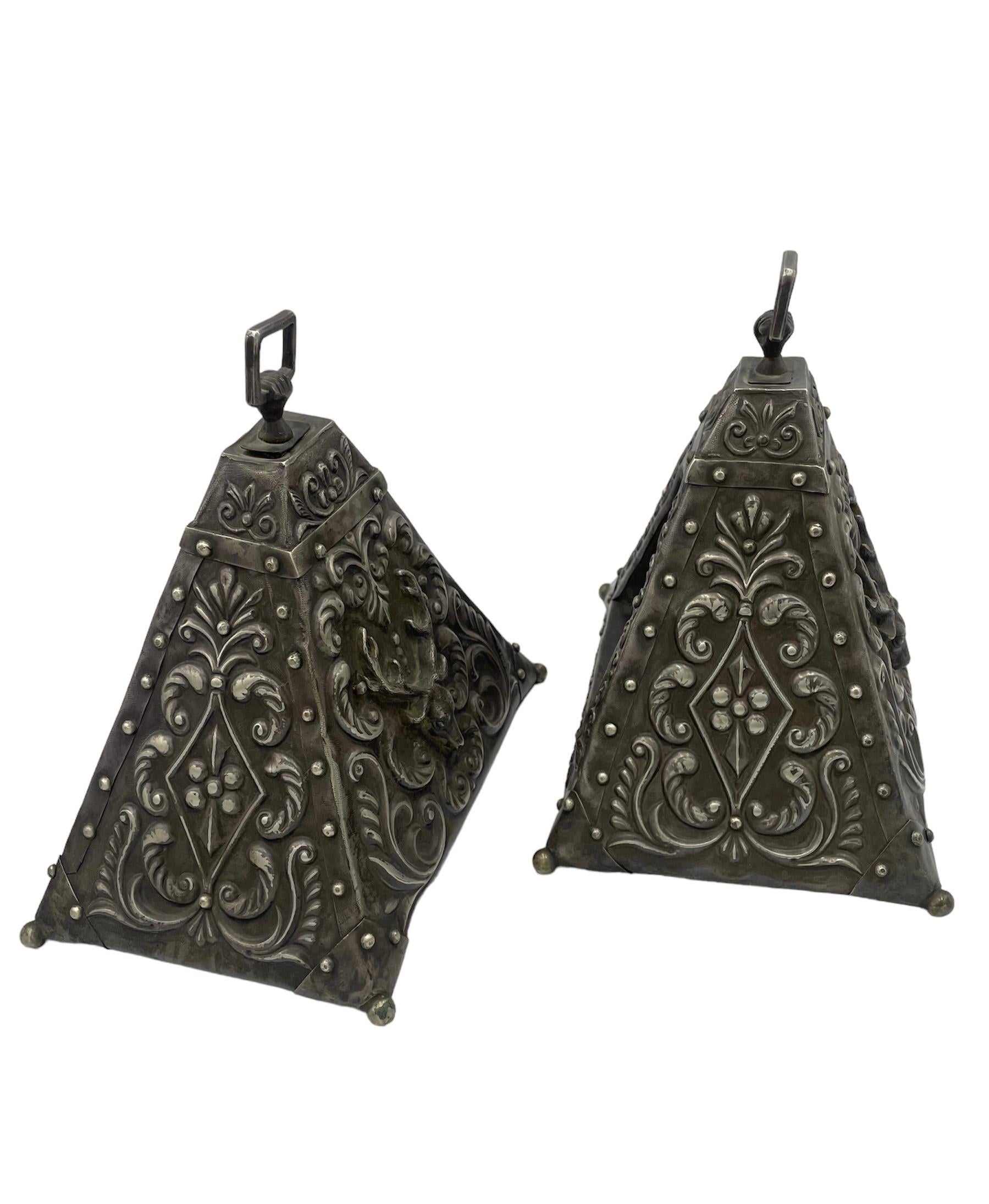 Beautiful pair of stirrups from colonial South America of the country of Perú, handmade from metalworker, silver material.
