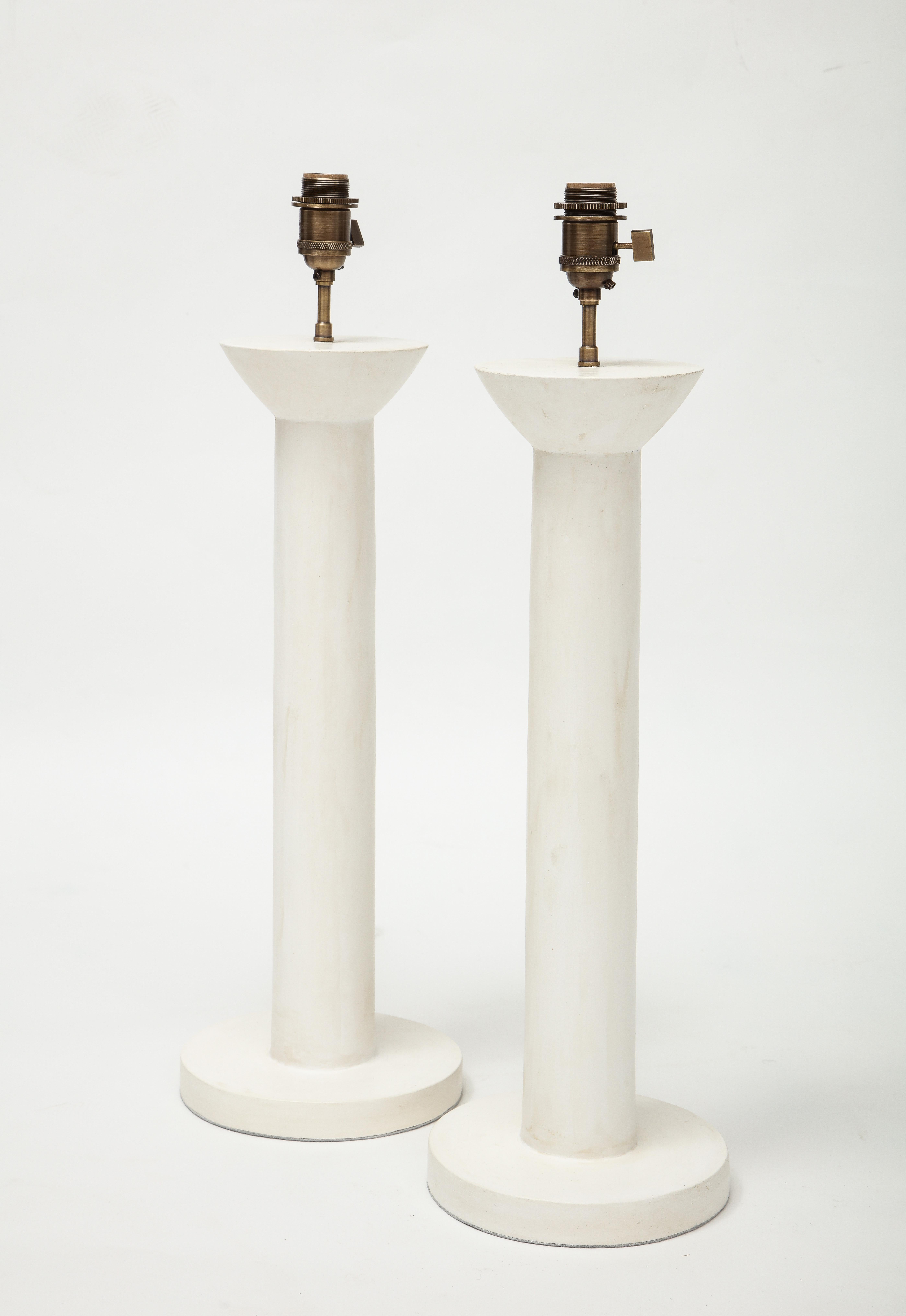 Paar Gipslampen „Colonne“ von Facto Atelier Paris, Frankreich 2021 im Zustand „Neu“ im Angebot in New York, NY
