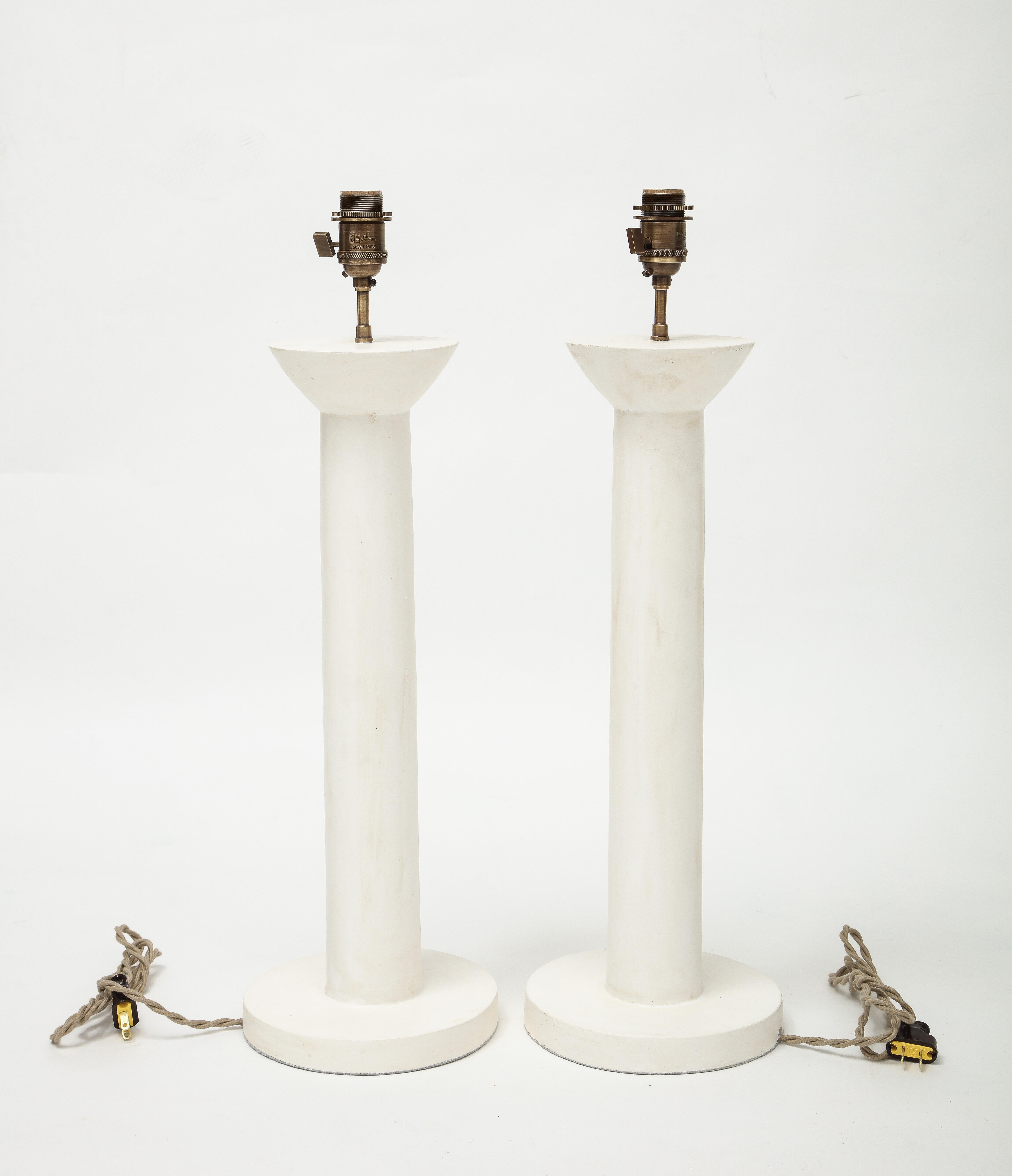Paar Gipslampen „Colonne“ von Facto Atelier Paris, Frankreich 2021 (21. Jahrhundert und zeitgenössisch) im Angebot