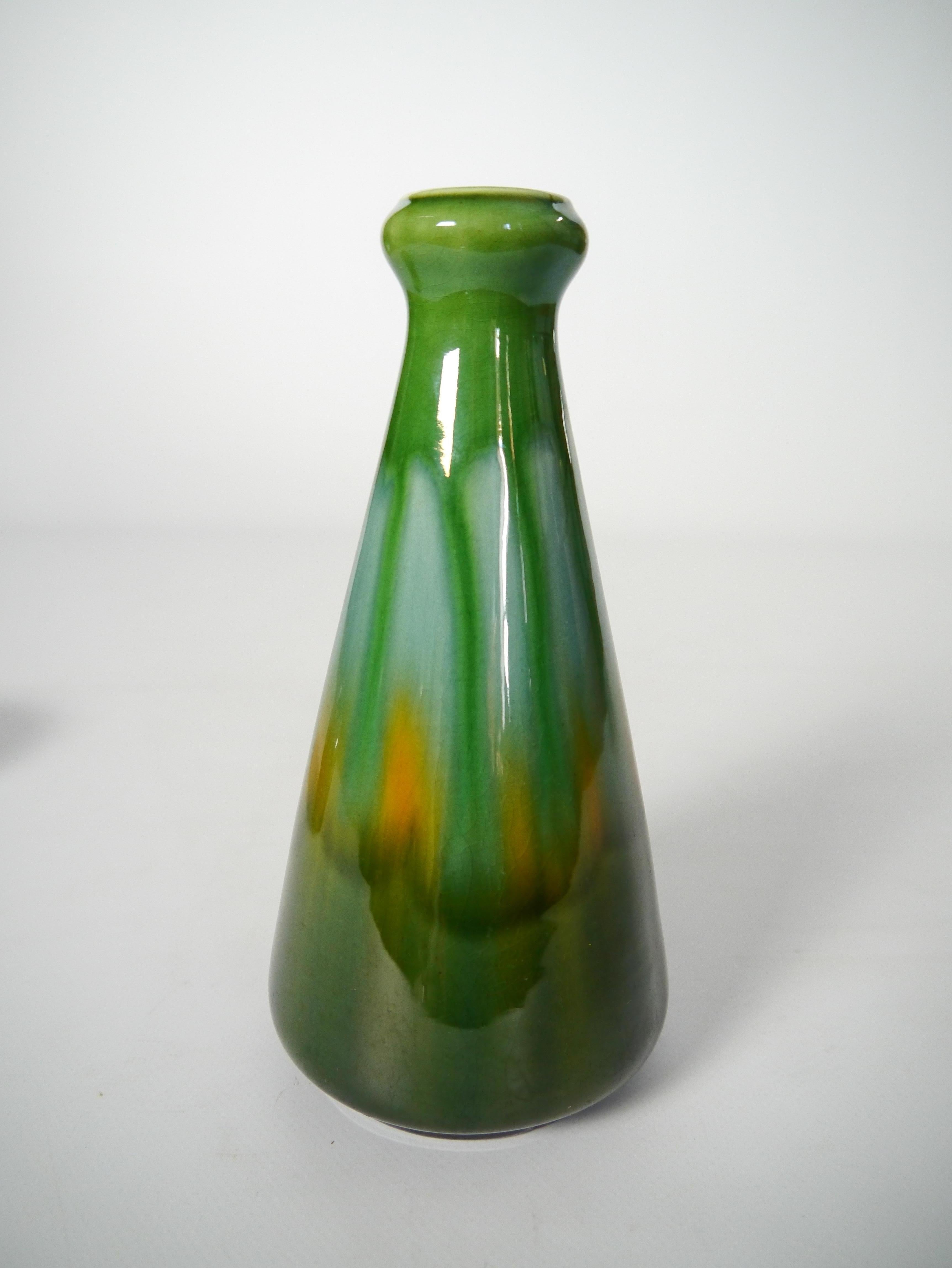 Paar farbenfrohe Fayencevasen im Jugendstil von Andreas Ollestad, Norwegen, 1890er Jahre (Norwegisch) im Angebot