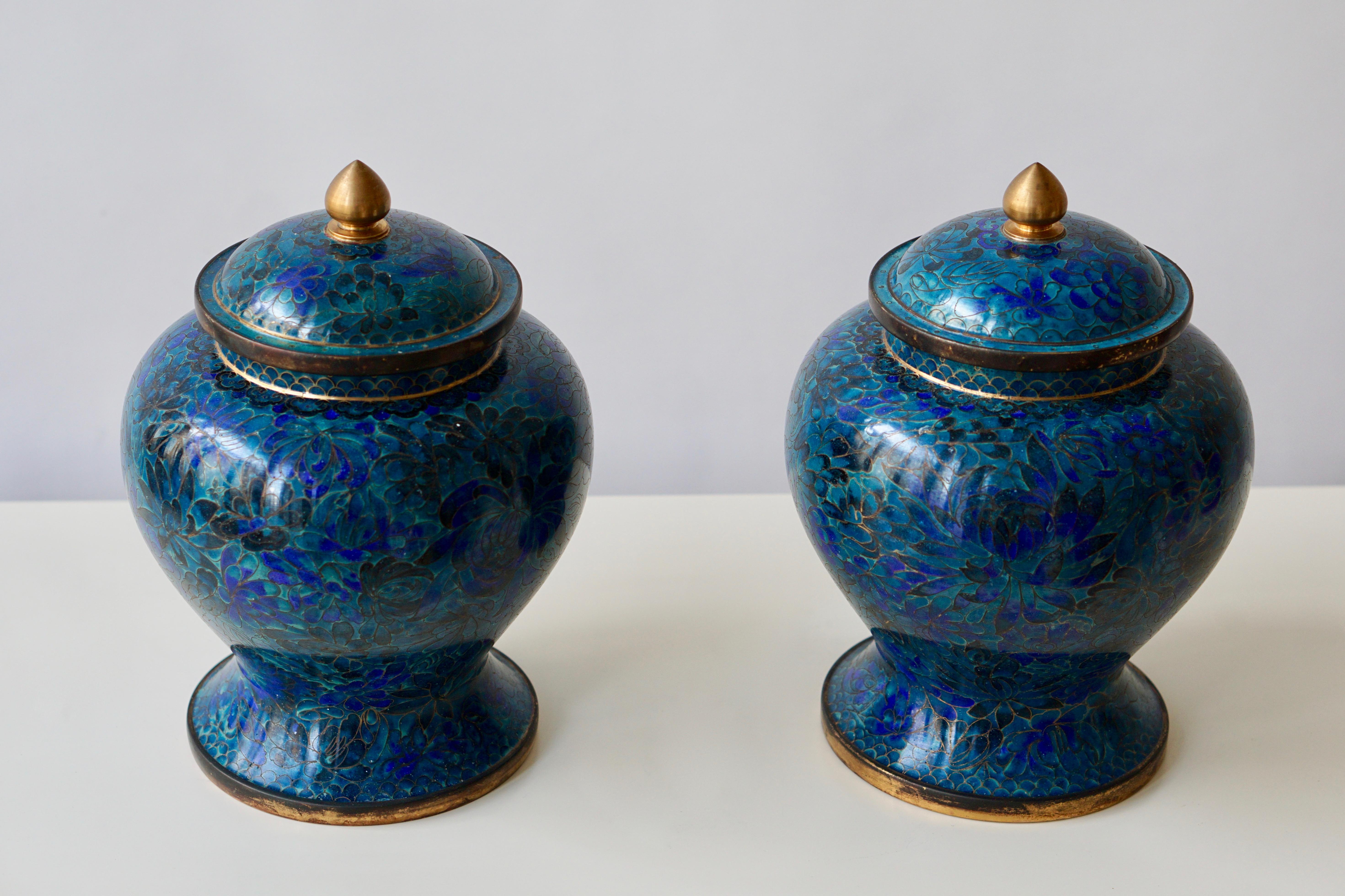 Paar bunte chinesische Jingfa-Cloisonné-Vasen (Chinoiserie)